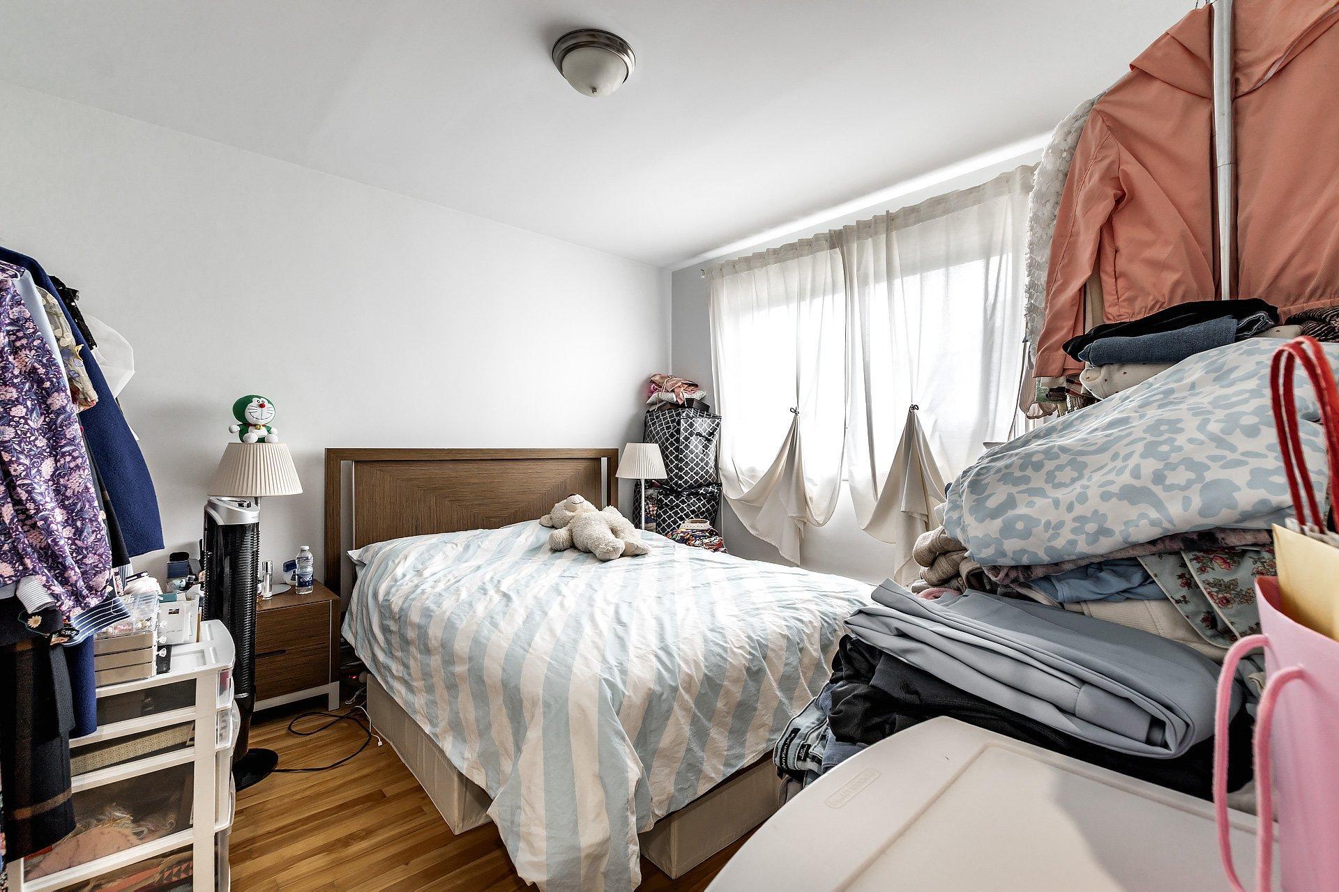 









2315

 - 2317


Rue Gold

,
Montréal (Saint-Laurent),




QC
H4M1S5


