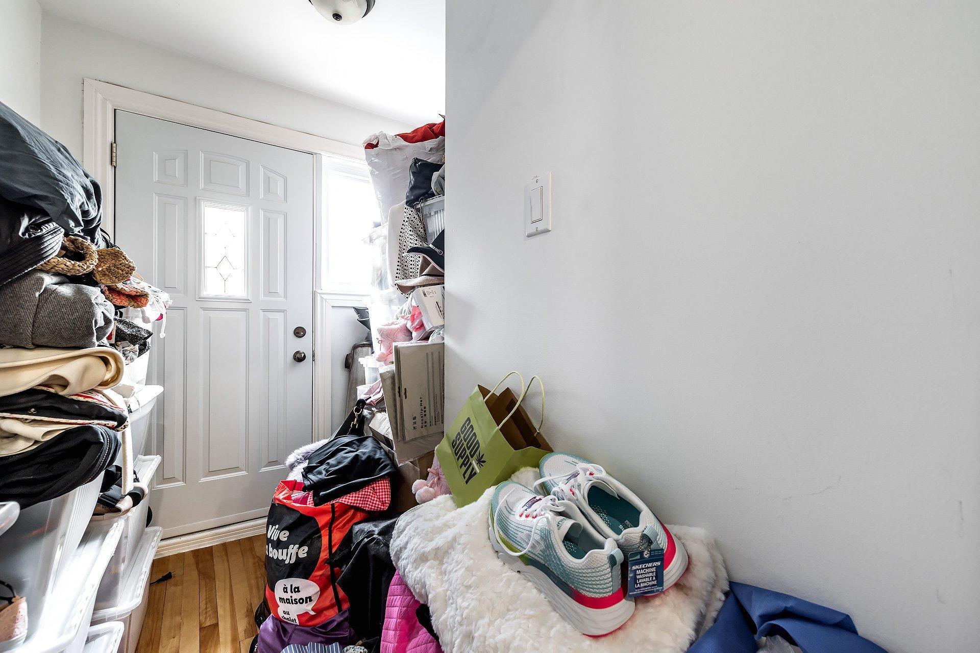 









2315

 - 2317


Rue Gold

,
Montréal (Saint-Laurent),




QC
H4M1S5

