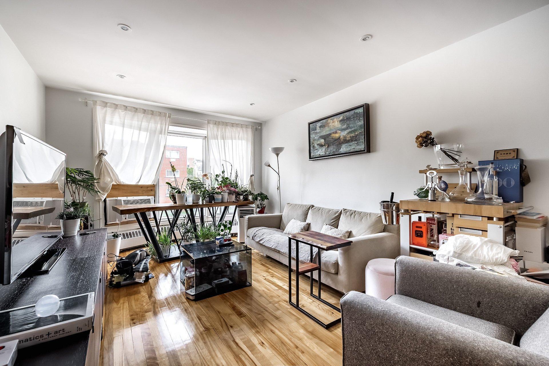 









2315

 - 2317


Rue Gold

,
Montréal (Saint-Laurent),




QC
H4M1S5

