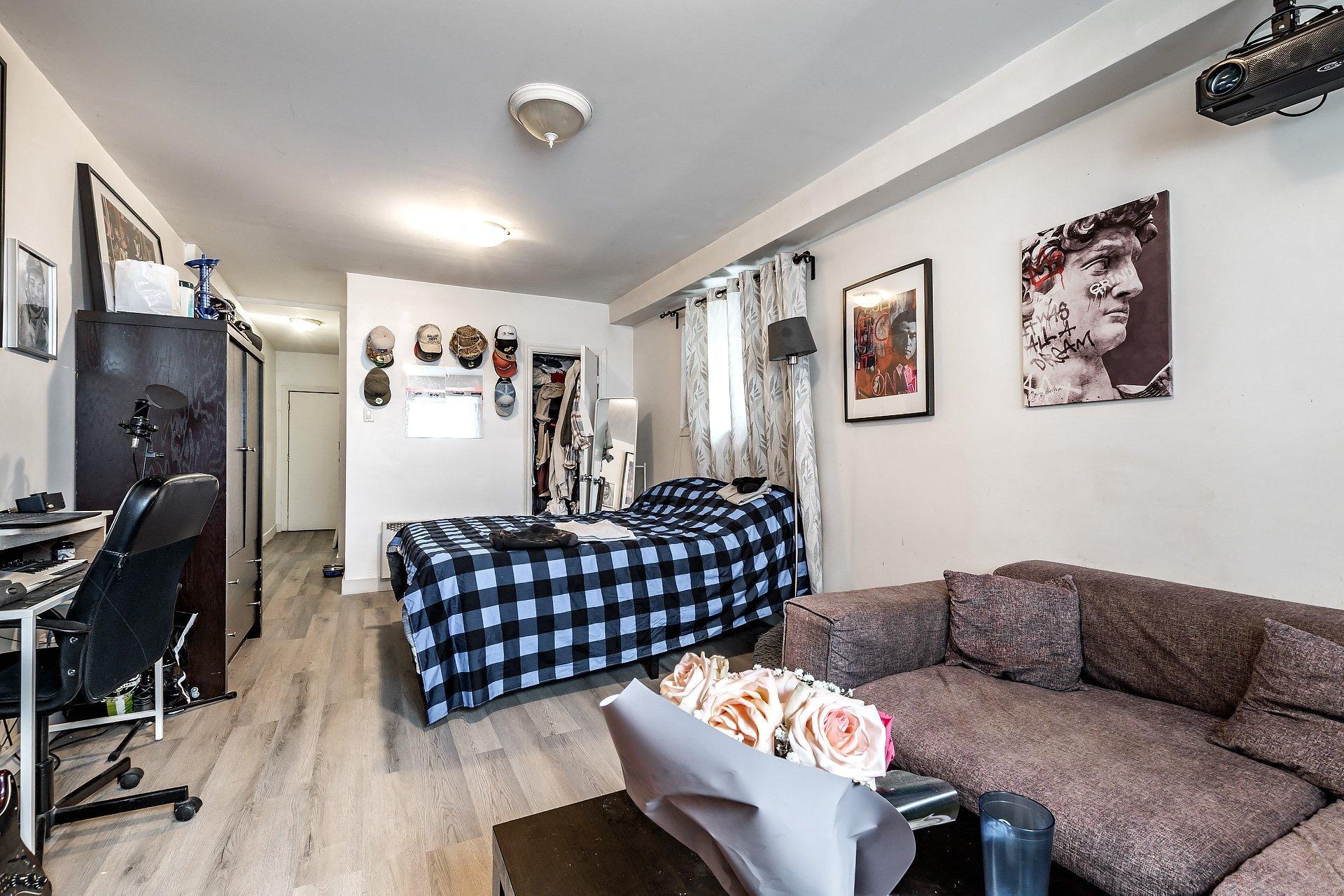 









2315

 - 2317


Rue Gold

,
Montréal (Saint-Laurent),




QC
H4M1S5

