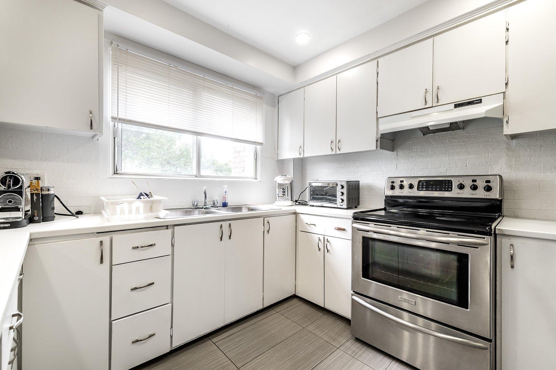 









2315

 - 2317


Rue Gold

,
Montréal (Saint-Laurent),




QC
H4M1S5

