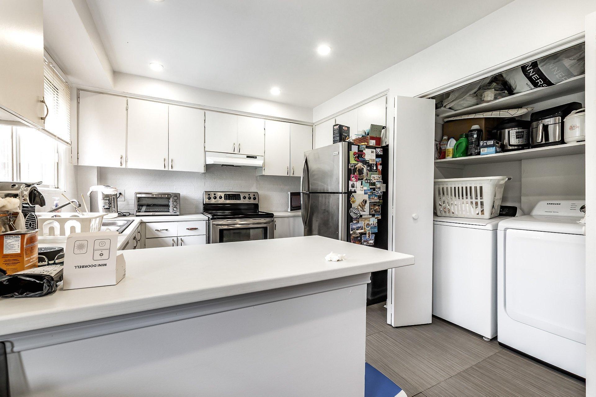 









2315

 - 2317


Rue Gold

,
Montréal (Saint-Laurent),




QC
H4M1S5

