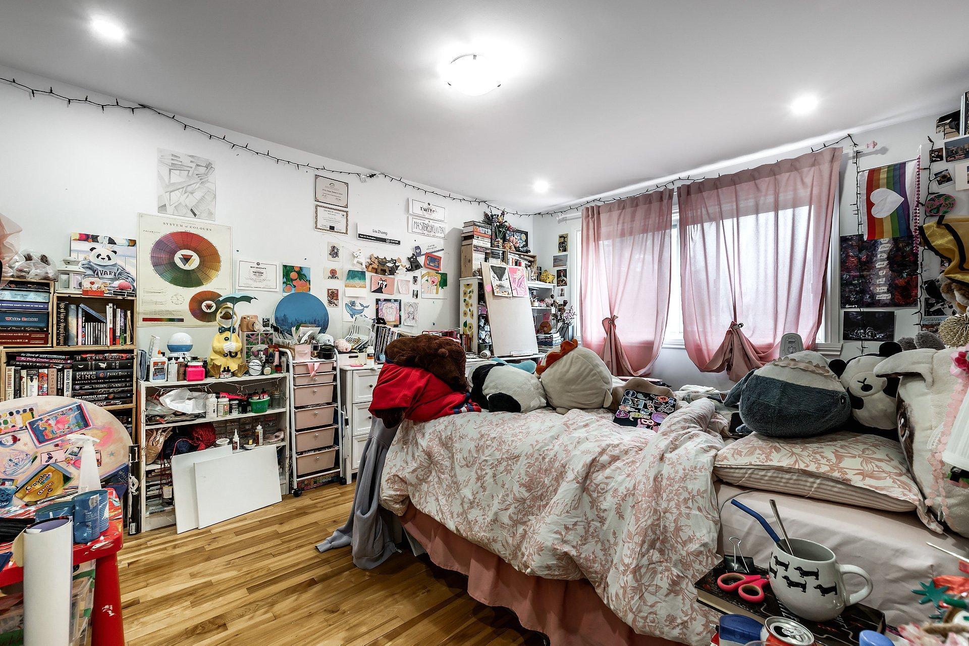 









2315

 - 2317


Rue Gold

,
Montréal (Saint-Laurent),




QC
H4M1S5

