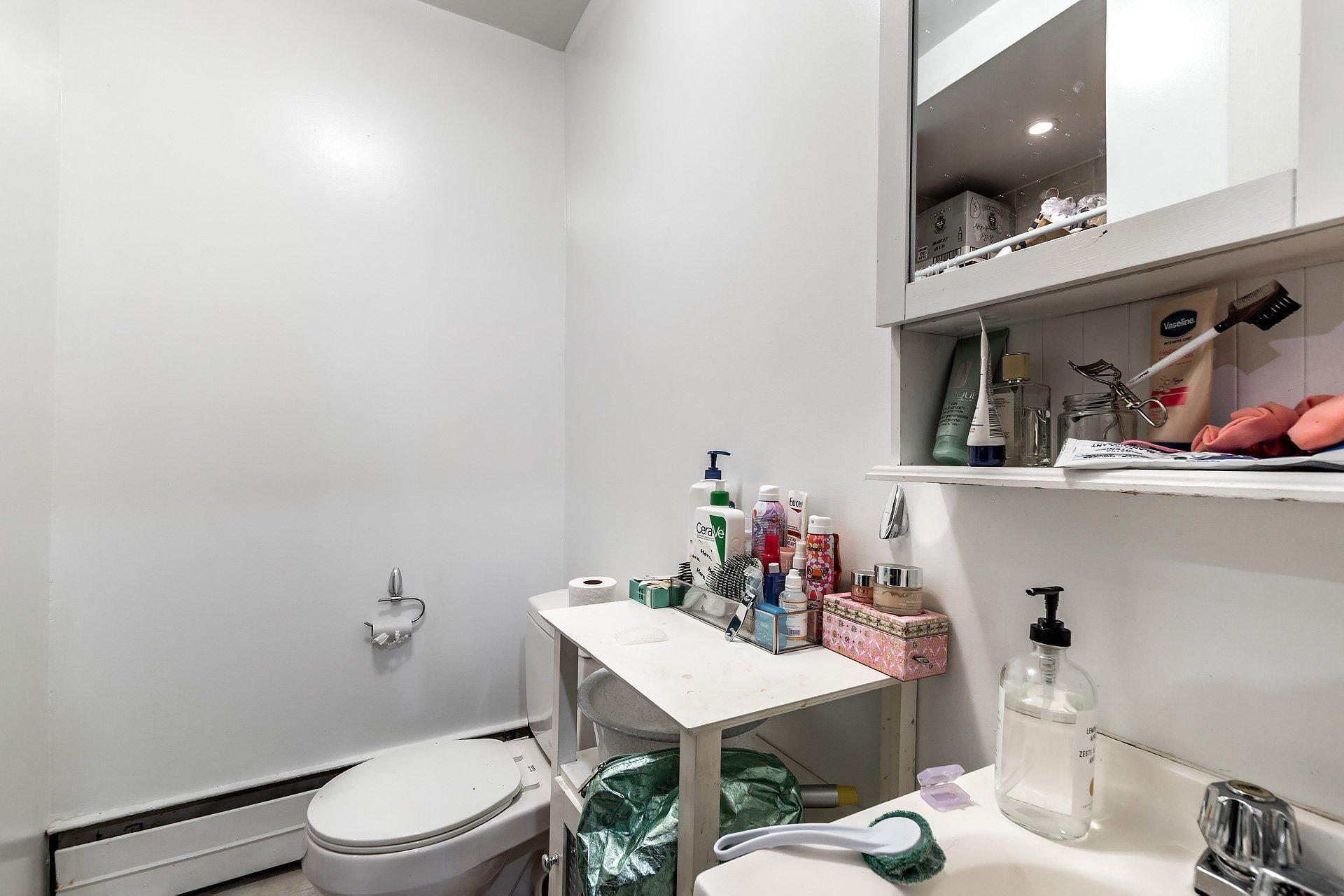 









2315

 - 2317


Rue Gold

,
Montréal (Saint-Laurent),




QC
H4M1S5

