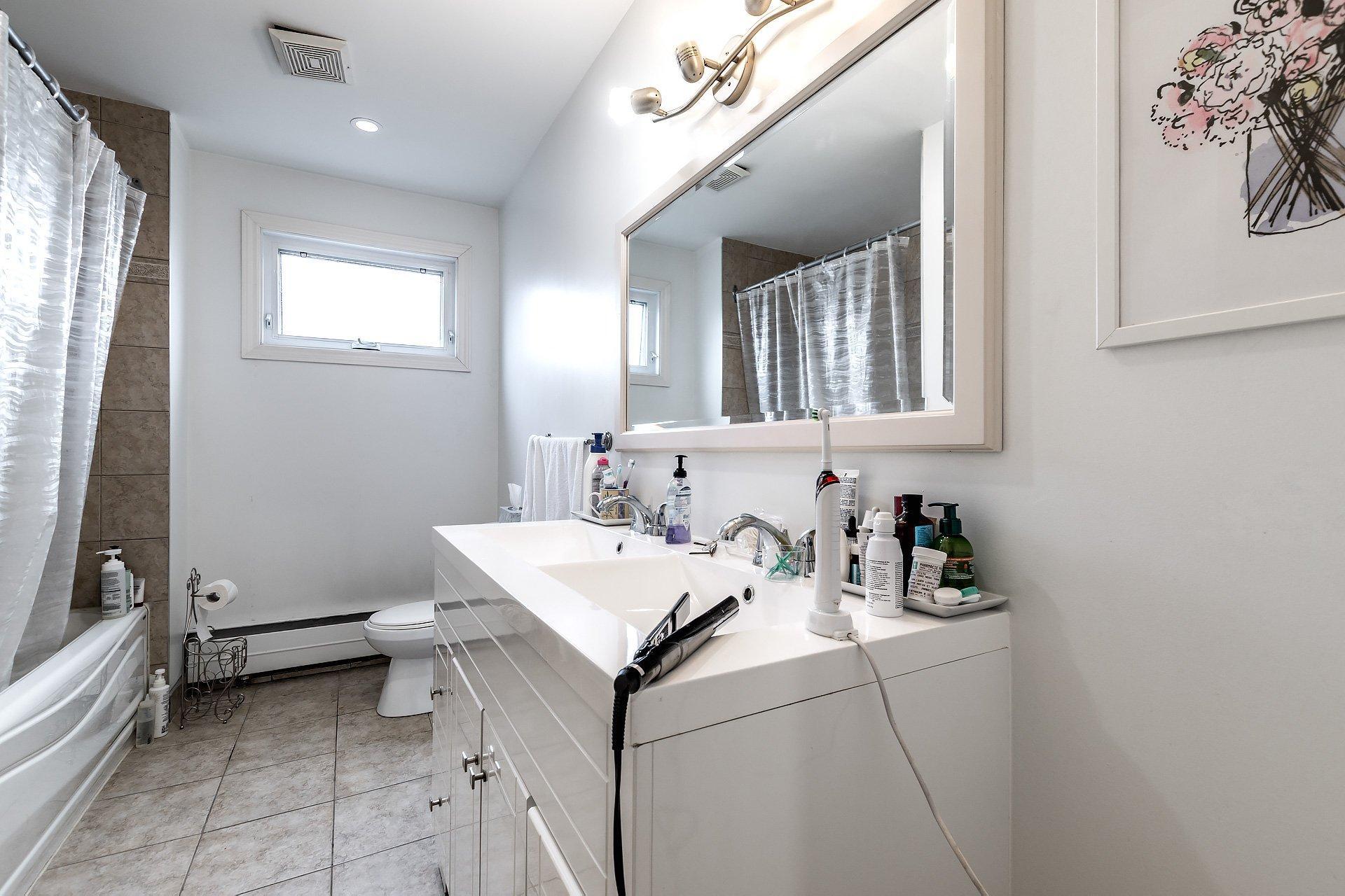 









2315

 - 2317


Rue Gold

,
Montréal (Saint-Laurent),




QC
H4M1S5

