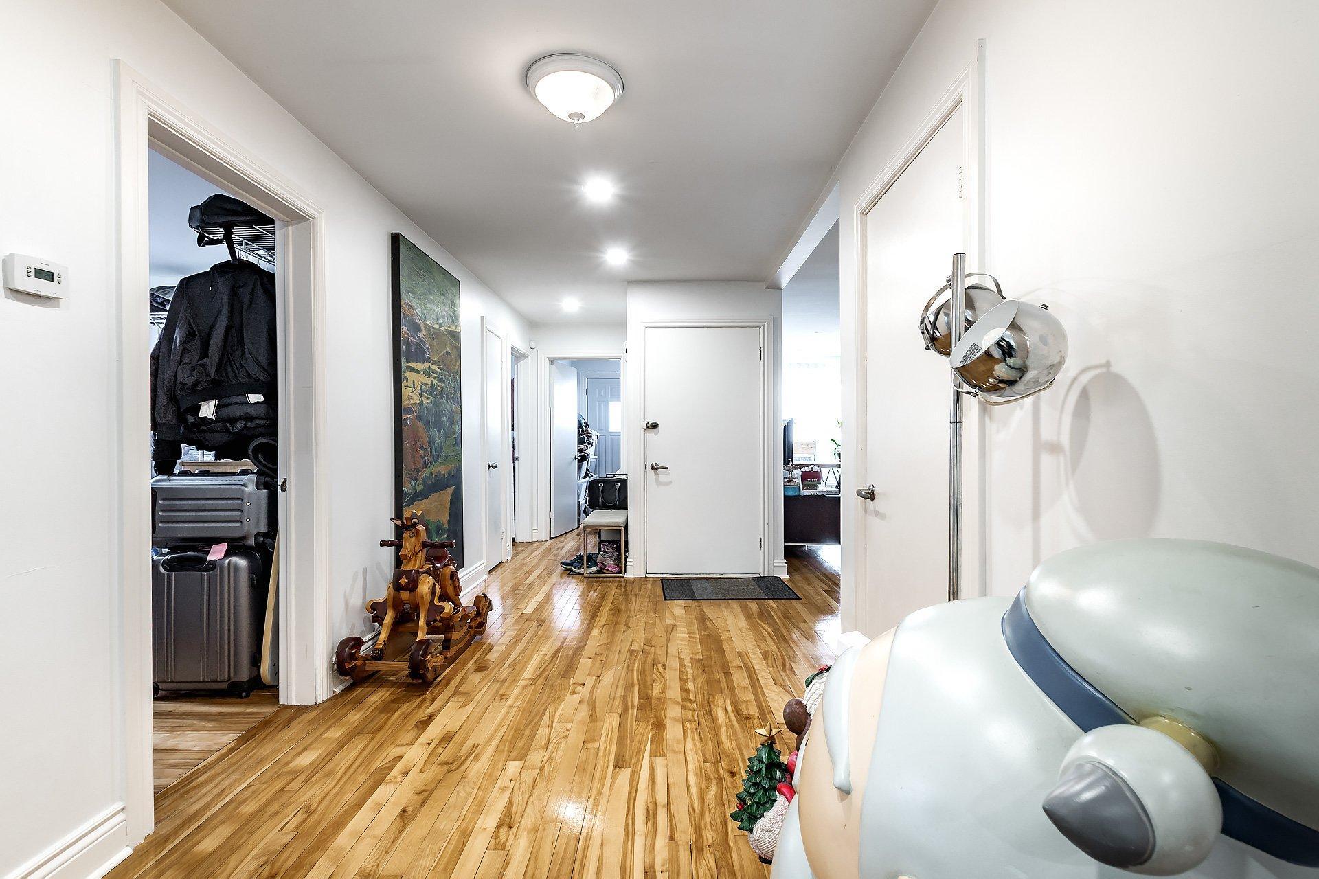 









2315

 - 2317


Rue Gold

,
Montréal (Saint-Laurent),




QC
H4M1S5

