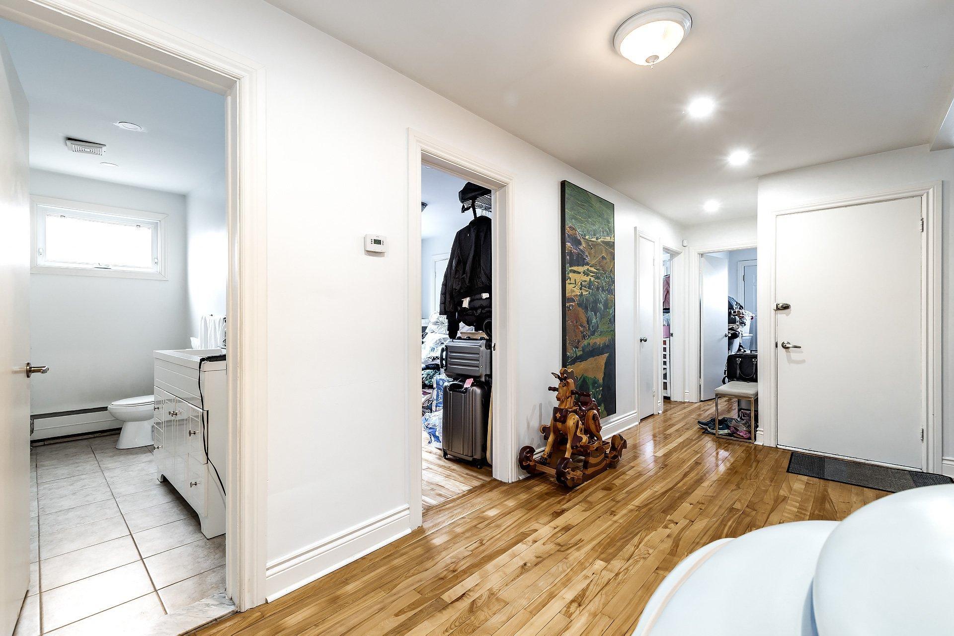 









2315

 - 2317


Rue Gold

,
Montréal (Saint-Laurent),




QC
H4M1S5

