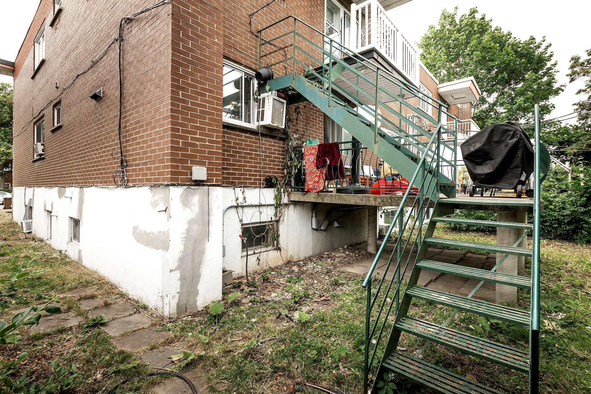









2315

 - 2317


Rue Gold

,
Montréal (Saint-Laurent),




QC
H4M1S5

