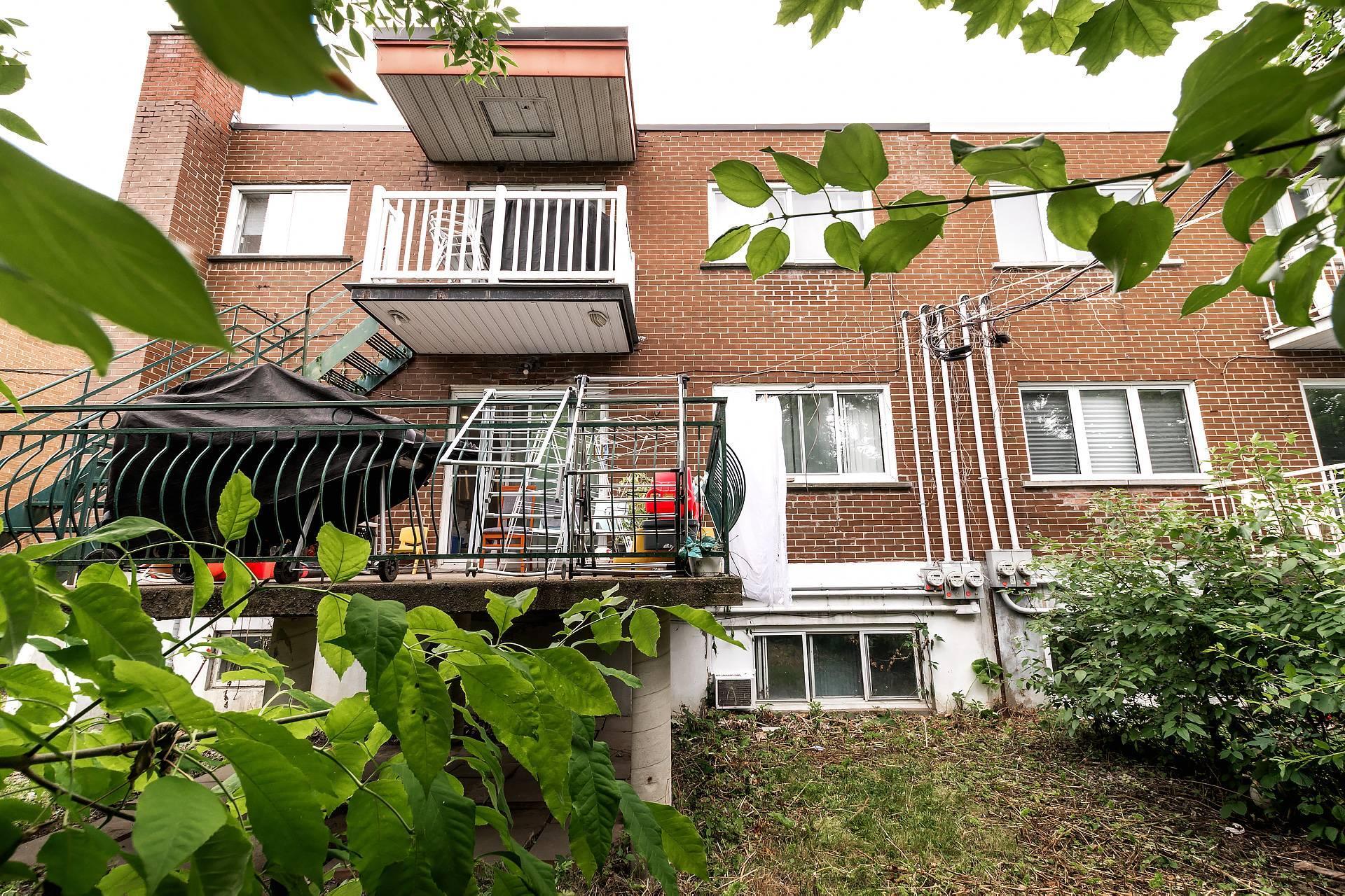 









2315

 - 2317


Rue Gold

,
Montréal (Saint-Laurent),




QC
H4M1S5

