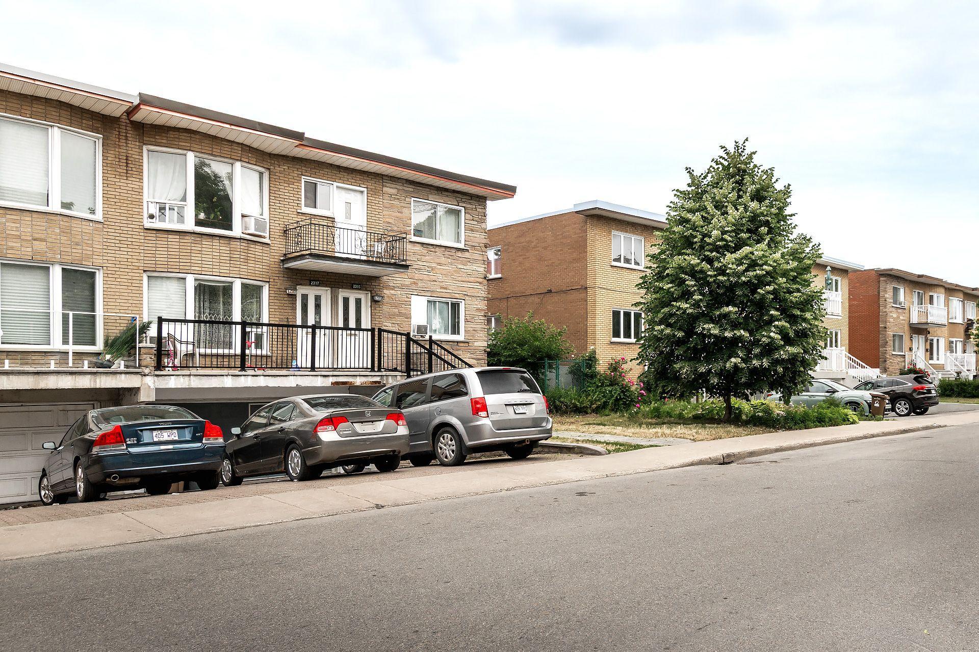 









2315

 - 2317


Rue Gold

,
Montréal (Saint-Laurent),




QC
H4M1S5

