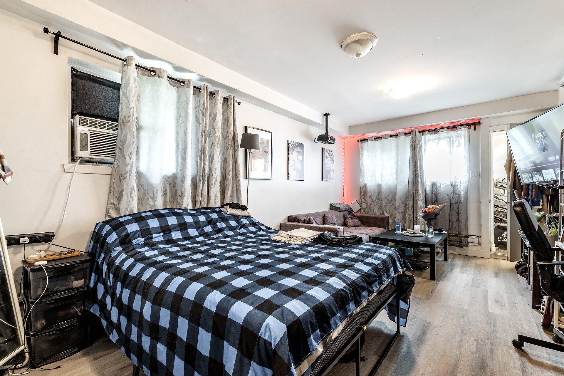 









2315

 - 2317


Rue Gold

,
Montréal (Saint-Laurent),




QC
H4M1S5

