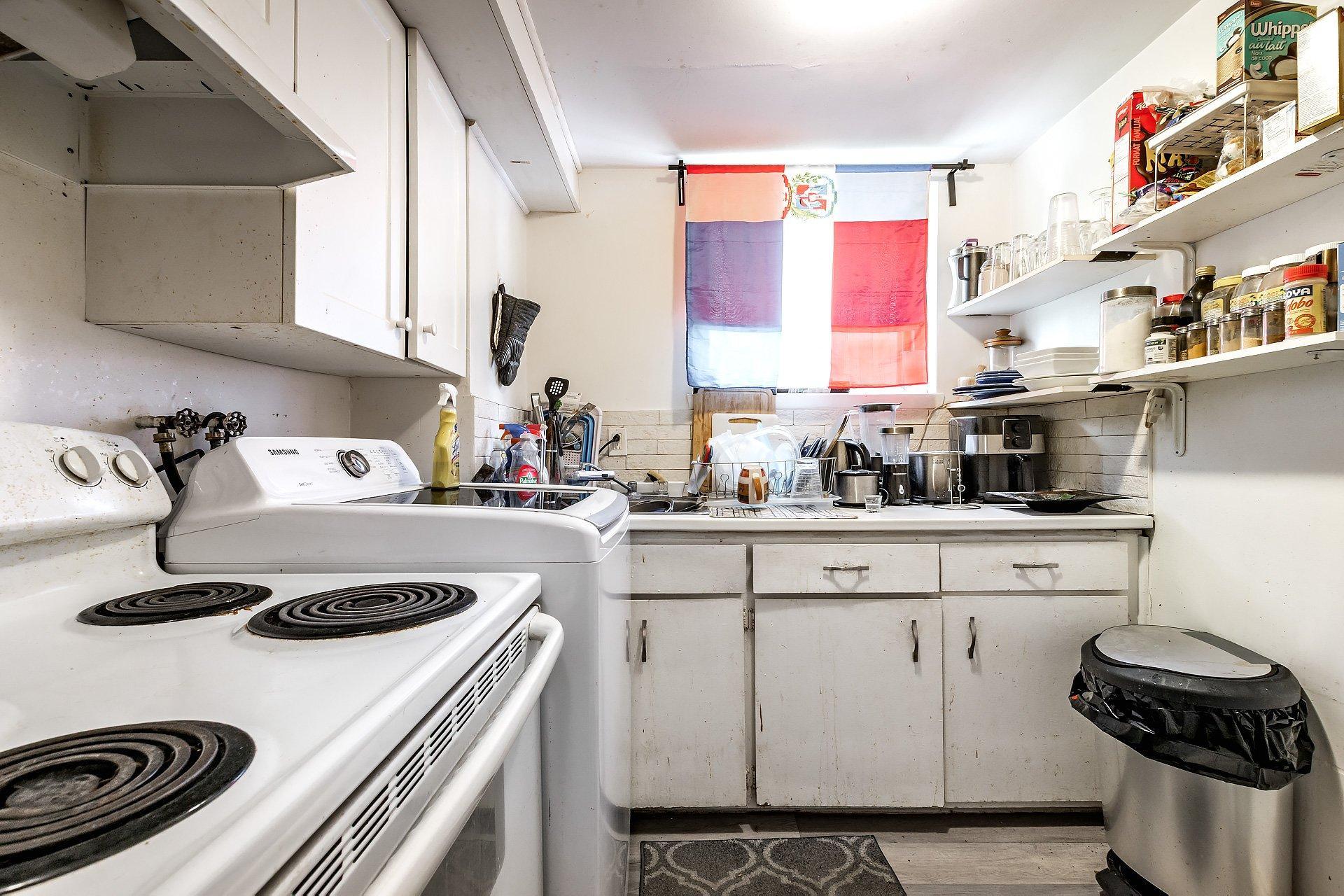 









2315

 - 2317


Rue Gold

,
Montréal (Saint-Laurent),




QC
H4M1S5

