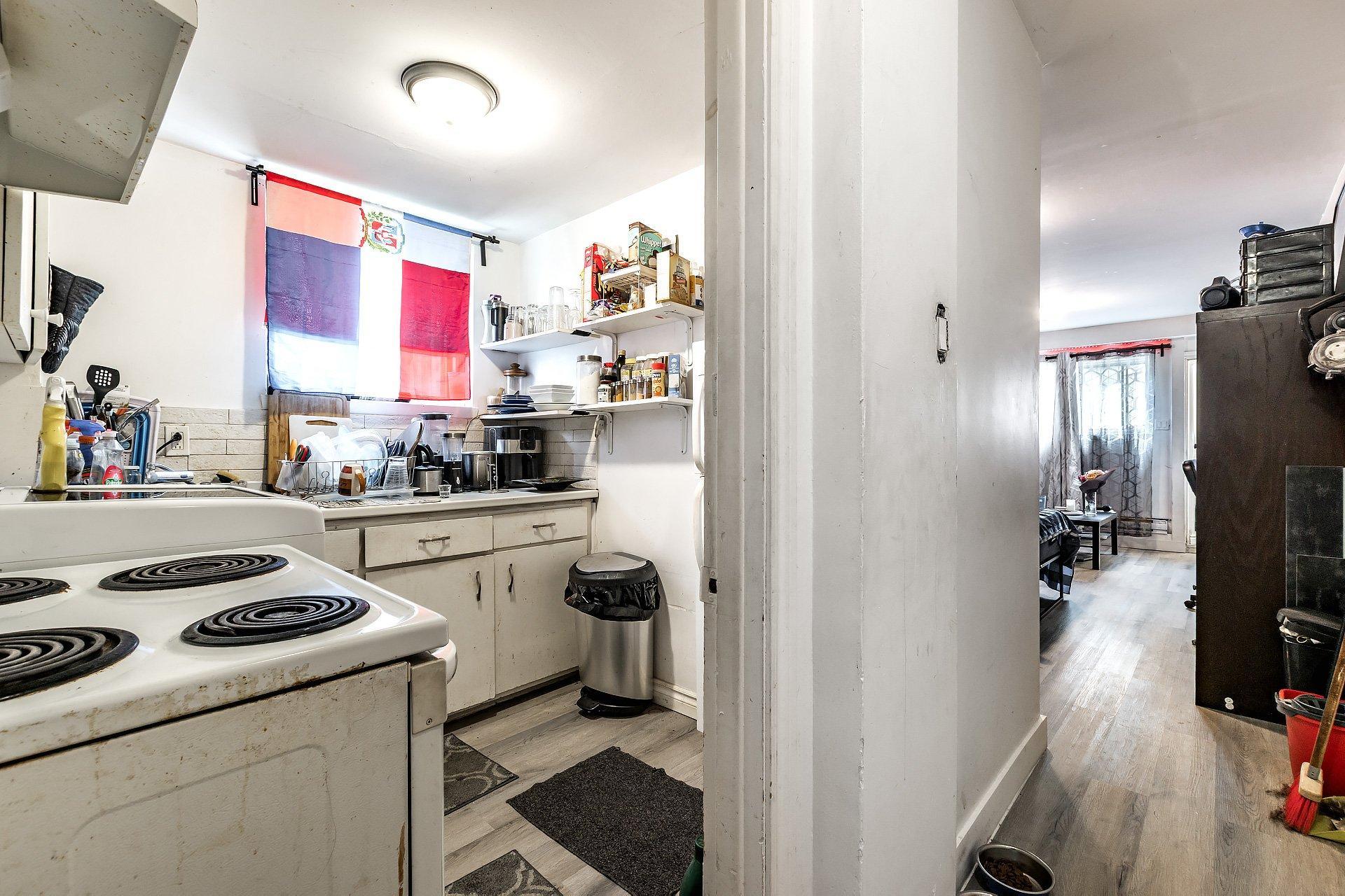 









2315

 - 2317


Rue Gold

,
Montréal (Saint-Laurent),




QC
H4M1S5

