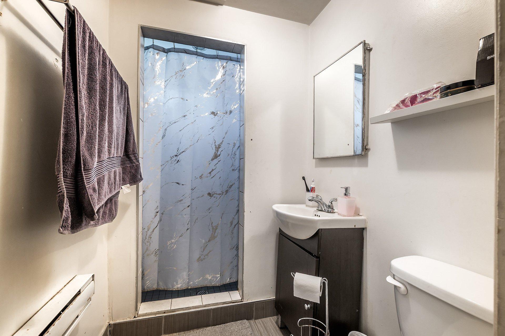 









2315

 - 2317


Rue Gold

,
Montréal (Saint-Laurent),




QC
H4M1S5


