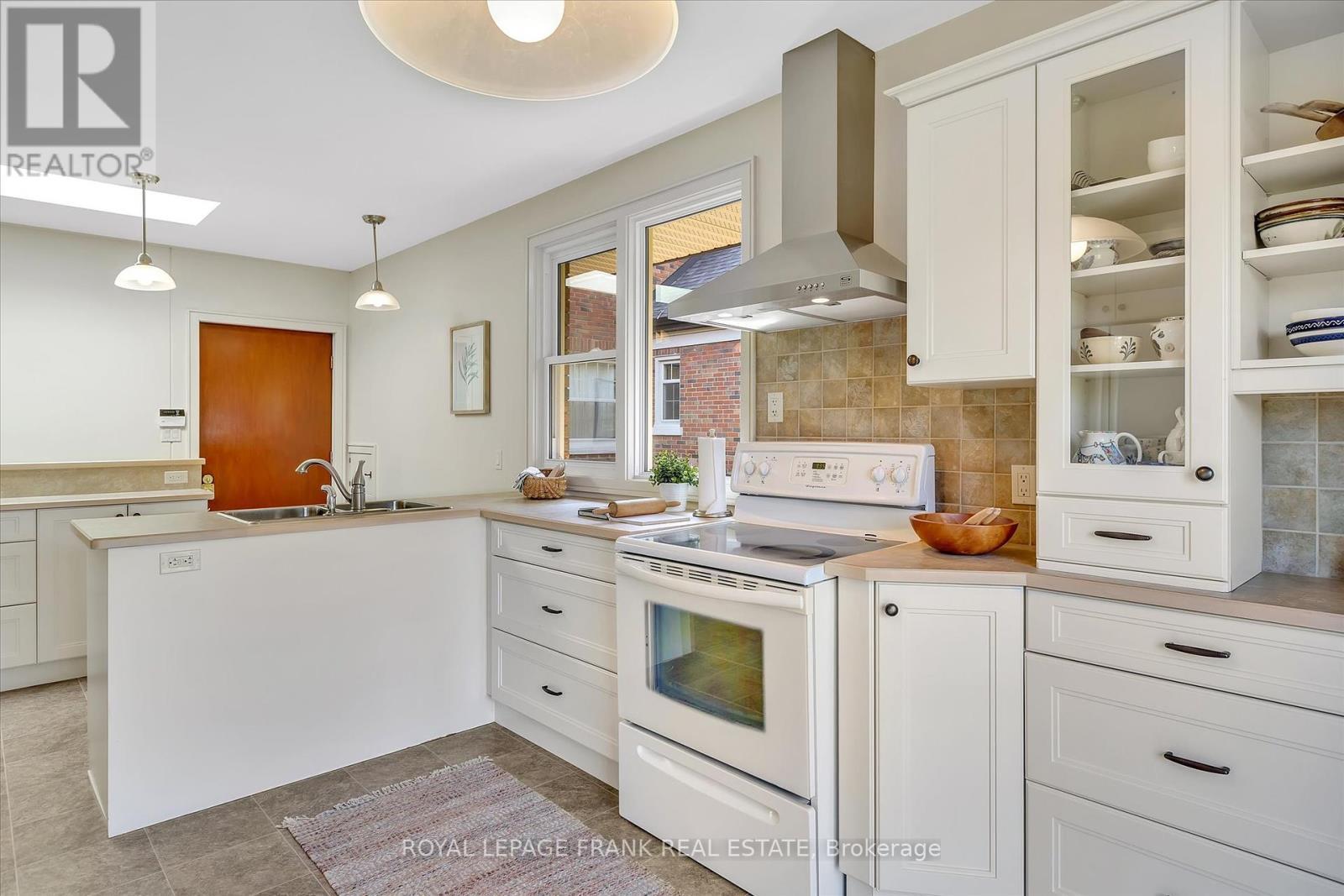 












455 MANORHILL AVENUE

,
Peterborough Central (Old West End),




Ontario
K9J6H7

