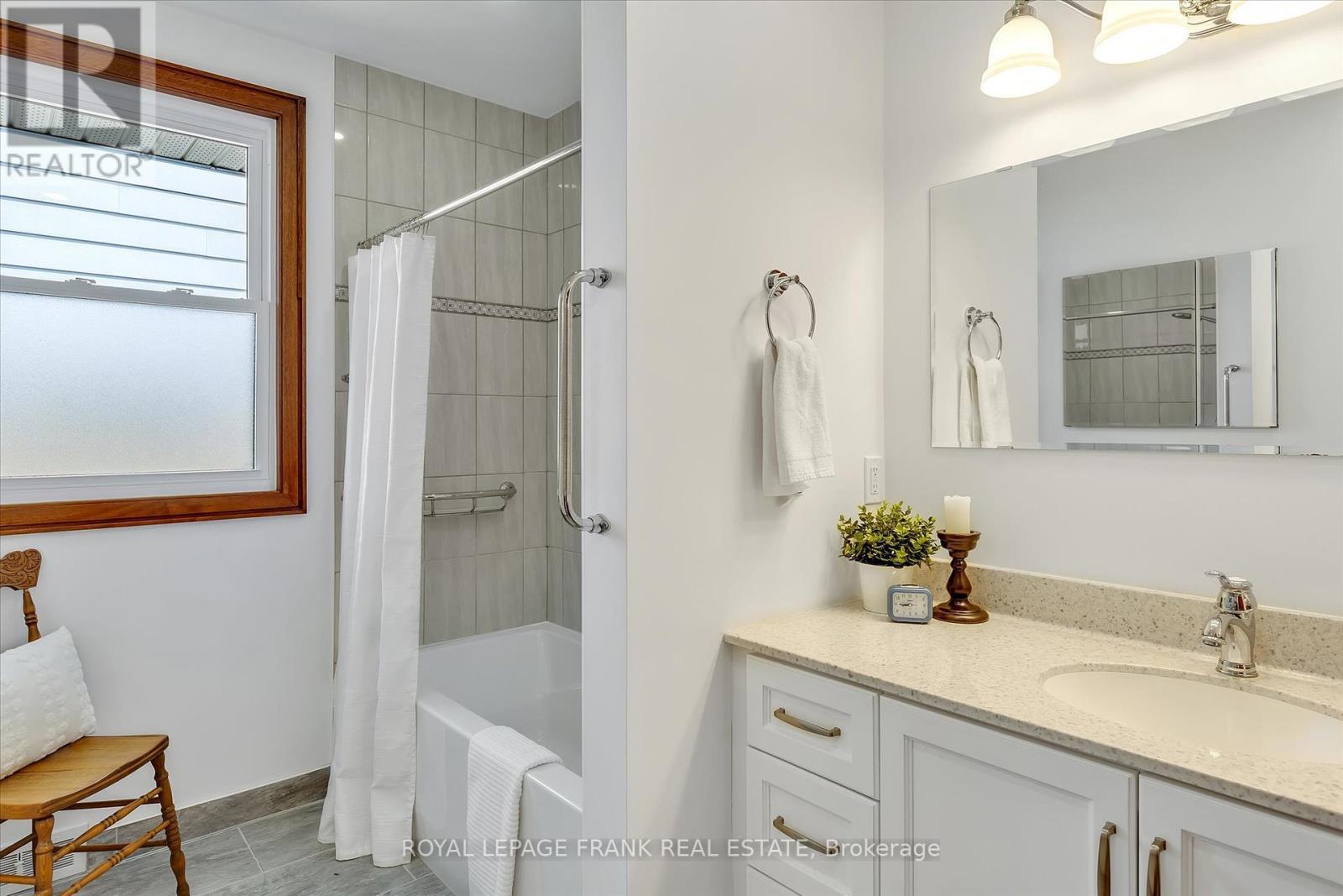 












455 MANORHILL AVENUE

,
Peterborough Central (Old West End),




Ontario
K9J6H7

