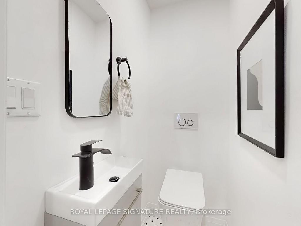 









914


Broadview

Avenue,
Toronto,




ON
M4K 2R1

