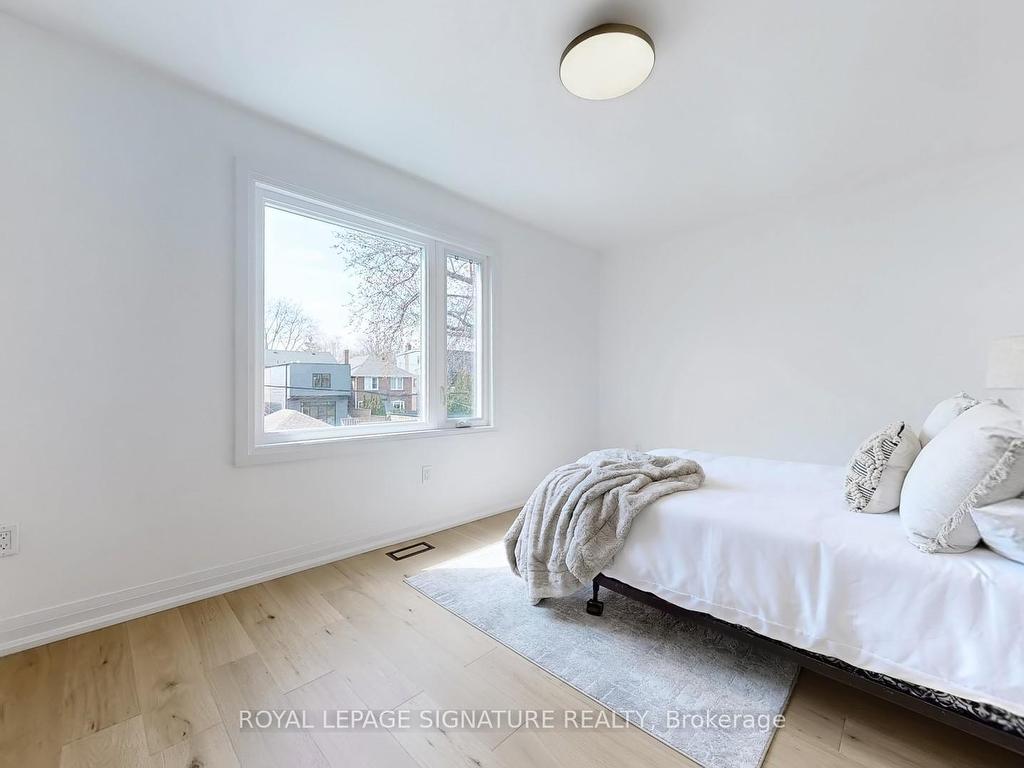 









914


Broadview

Avenue,
Toronto,




ON
M4K 2R1

