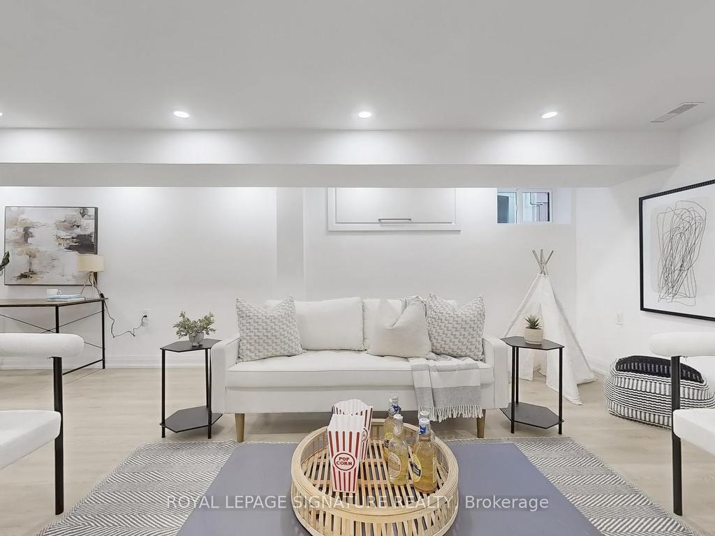 









914


Broadview

Avenue,
Toronto,




ON
M4K 2R1


