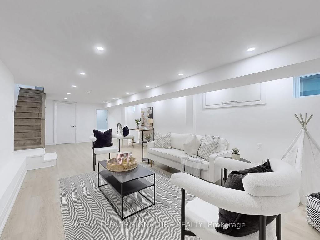 









914


Broadview

Avenue,
Toronto,




ON
M4K 2R1

