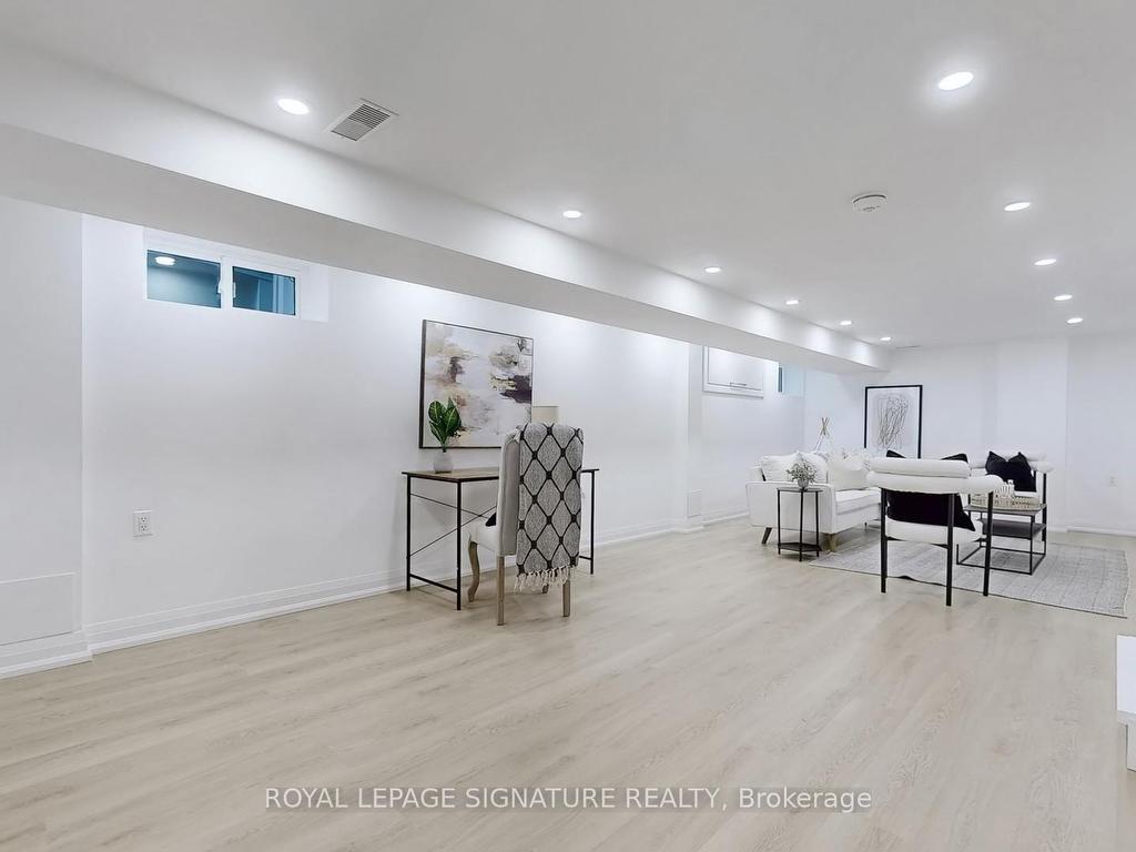 









914


Broadview

Avenue,
Toronto,




ON
M4K 2R1

