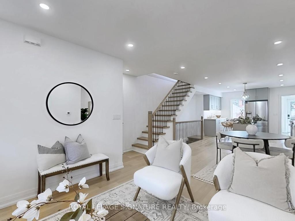 









914


Broadview

Avenue,
Toronto,




ON
M4K 2R1

