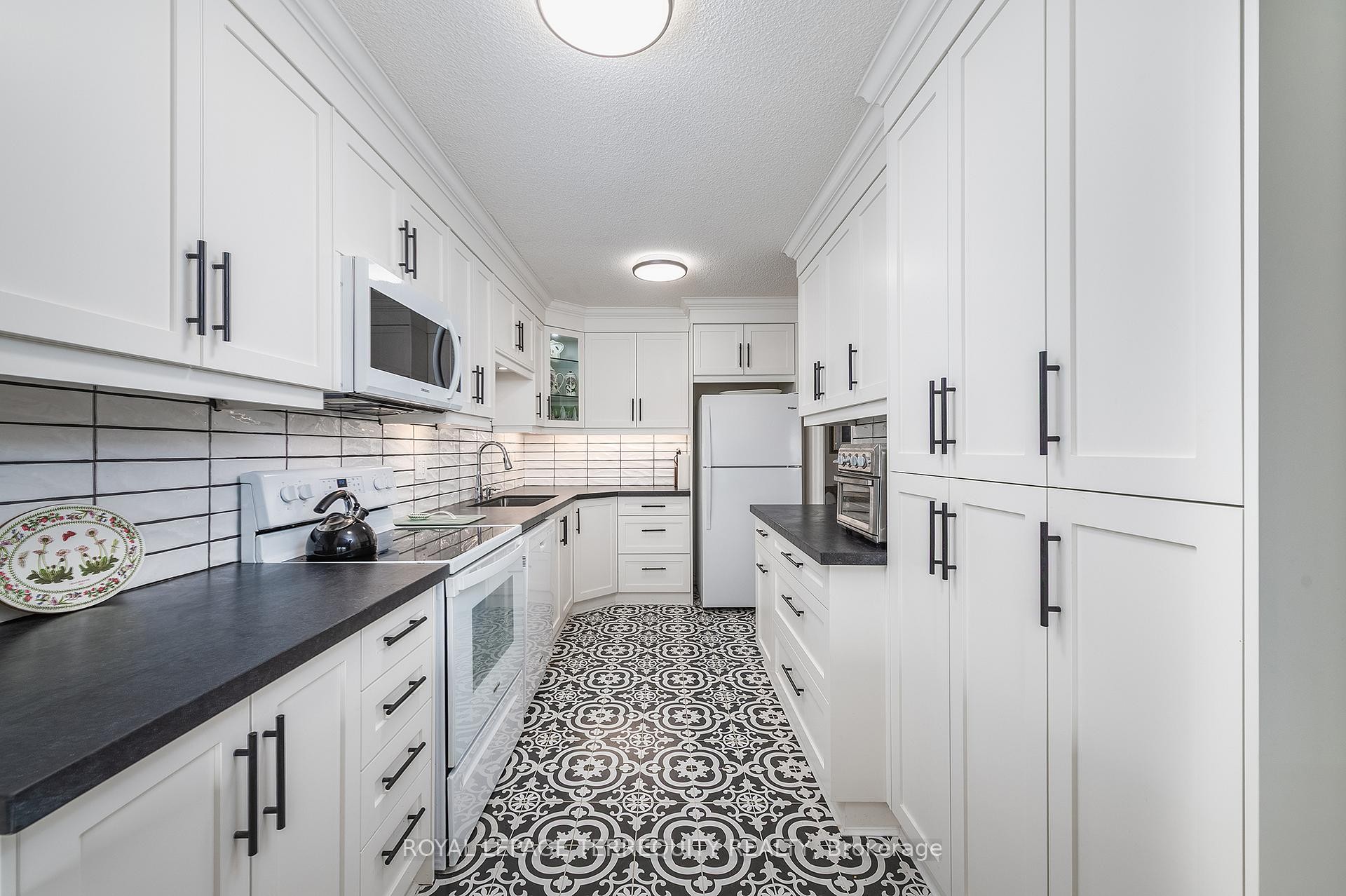 









260


Scarlett

Road, 1802,
Toronto,




ON
M6N 4X6

