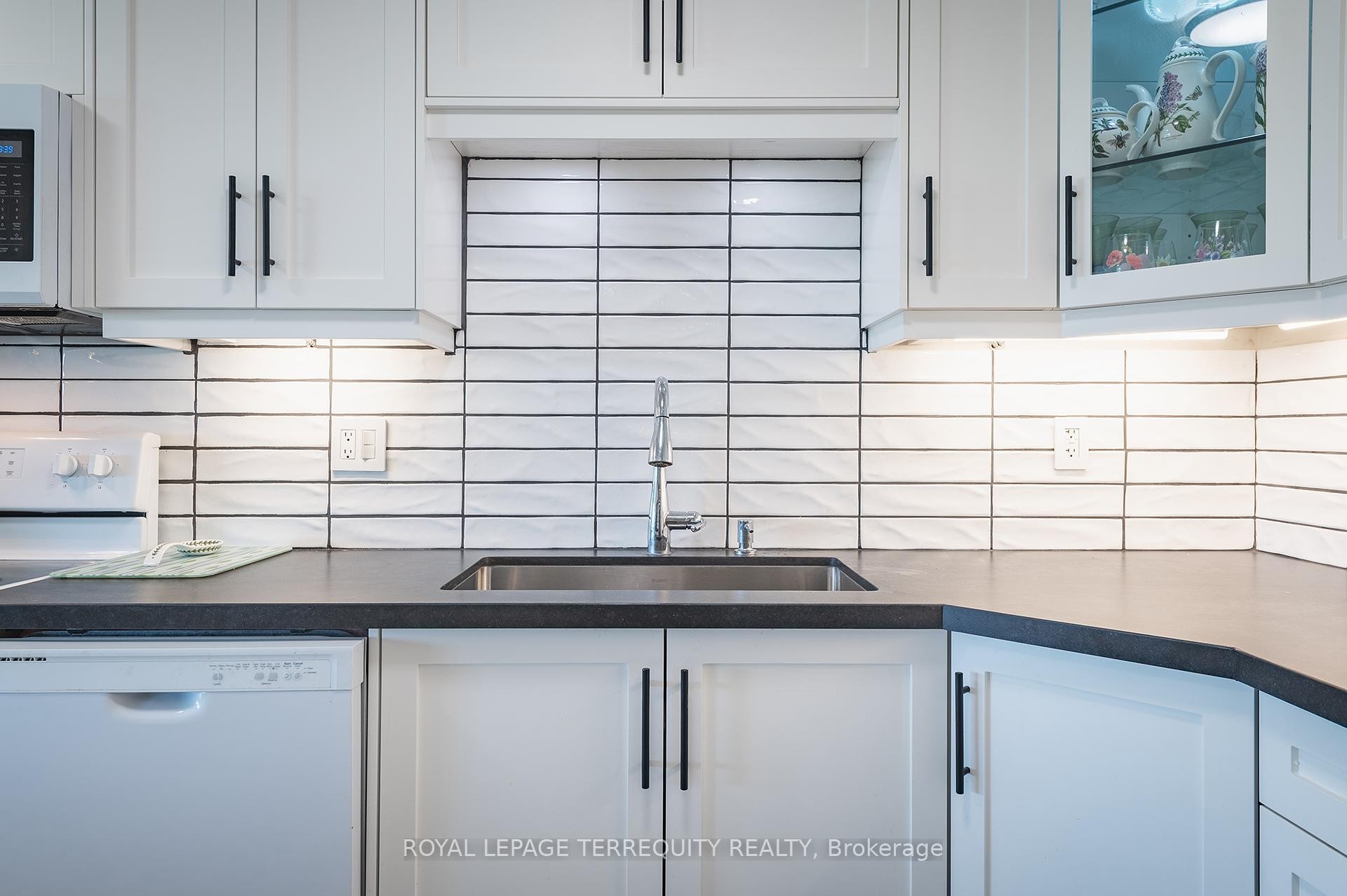 









260


Scarlett

Road, 1802,
Toronto,




ON
M6N 4X6

