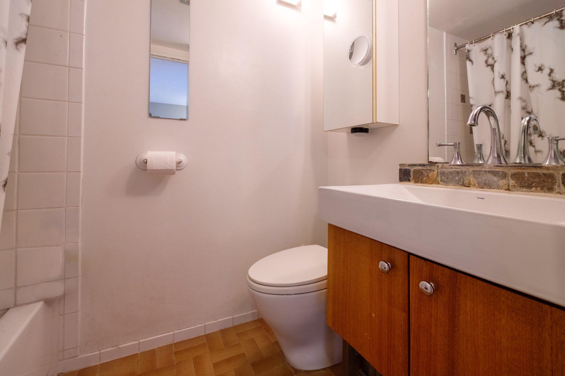 









3470


Rue Simpson

, 308,
Montréal (Ville-Marie),




QC
H3G2J5

