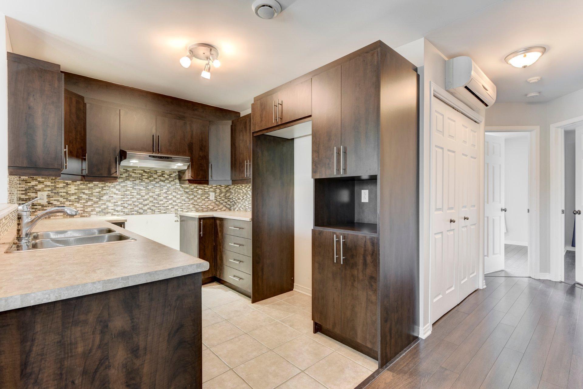 









5865


Boul. Chevrier

, 3,
Brossard,




QC
J4Z0G5

