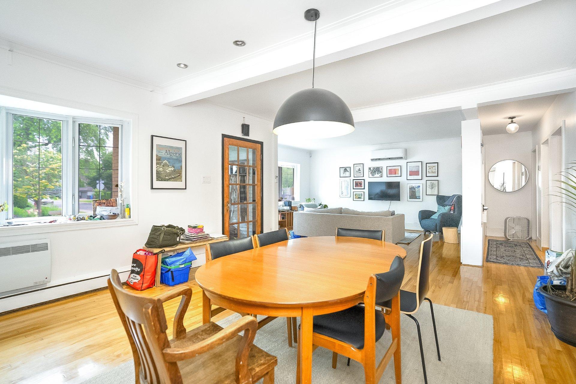 









204


Av. Curzon

,
Saint-Lambert,




QC
J4P2V2


