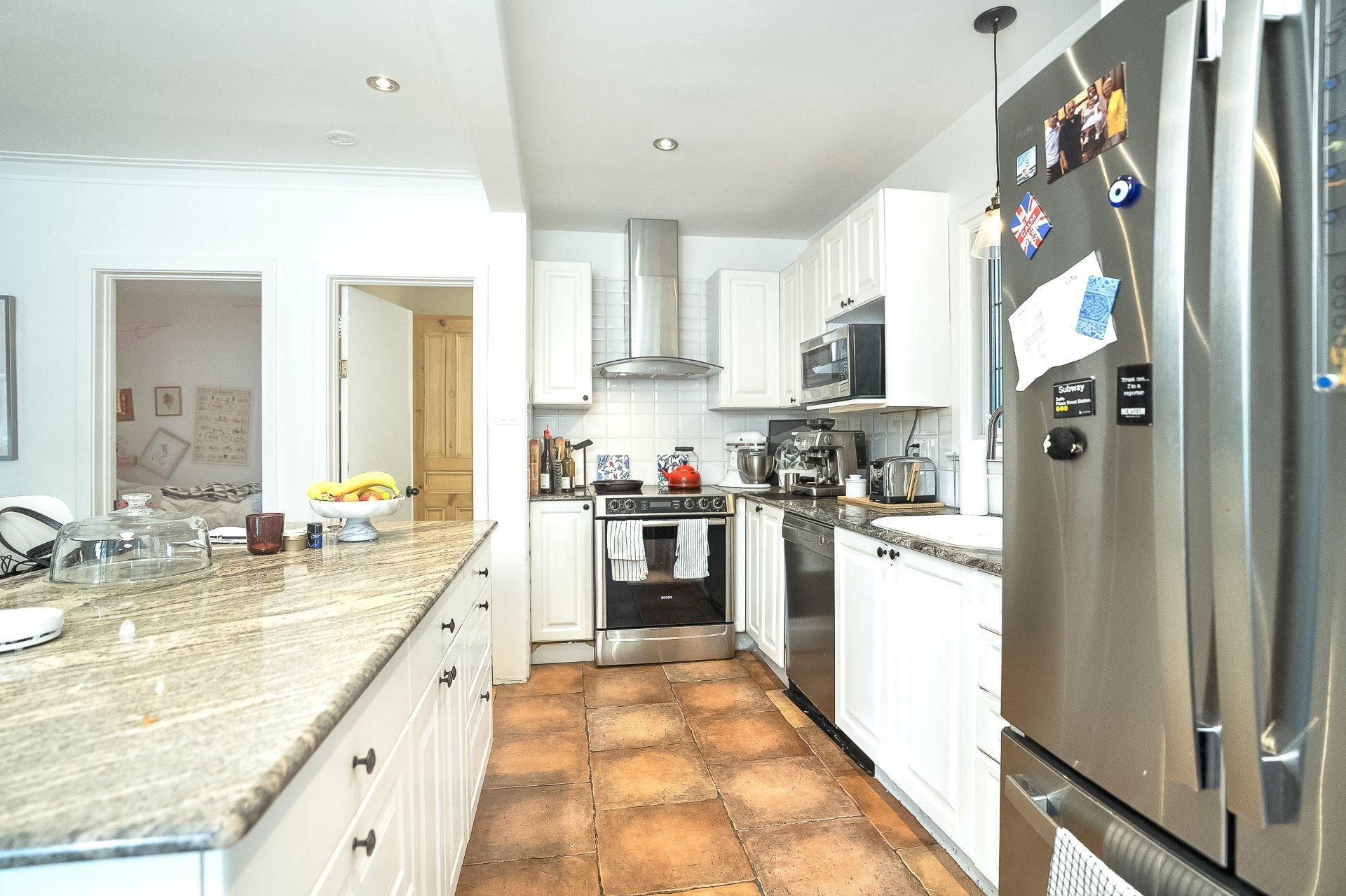 









204


Av. Curzon

,
Saint-Lambert,




QC
J4P2V2

