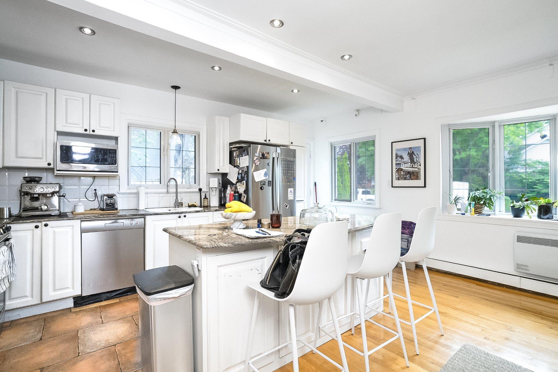 









204


Av. Curzon

,
Saint-Lambert,




QC
J4P2V2

