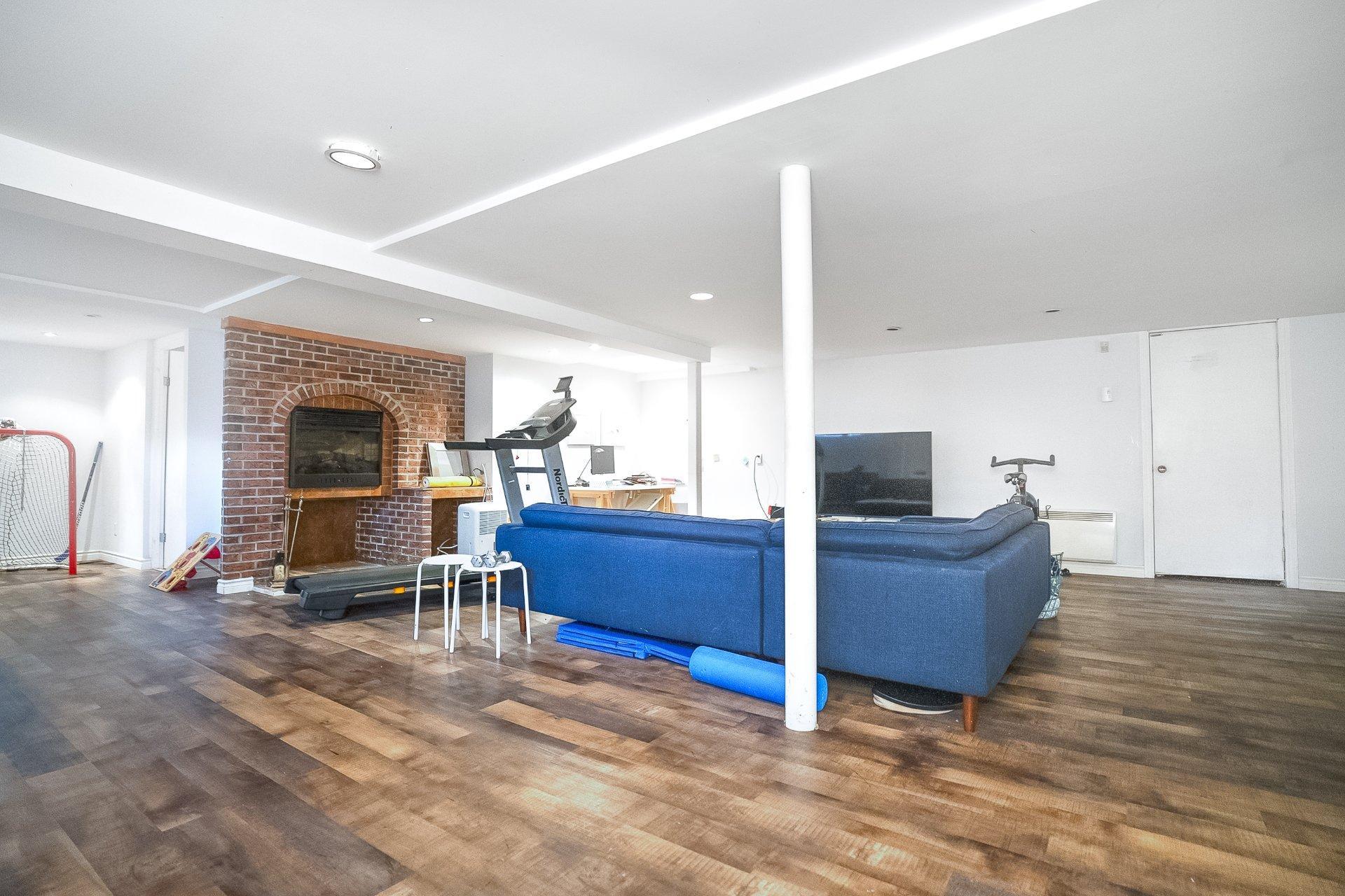 









204


Av. Curzon

,
Saint-Lambert,




QC
J4P2V2

