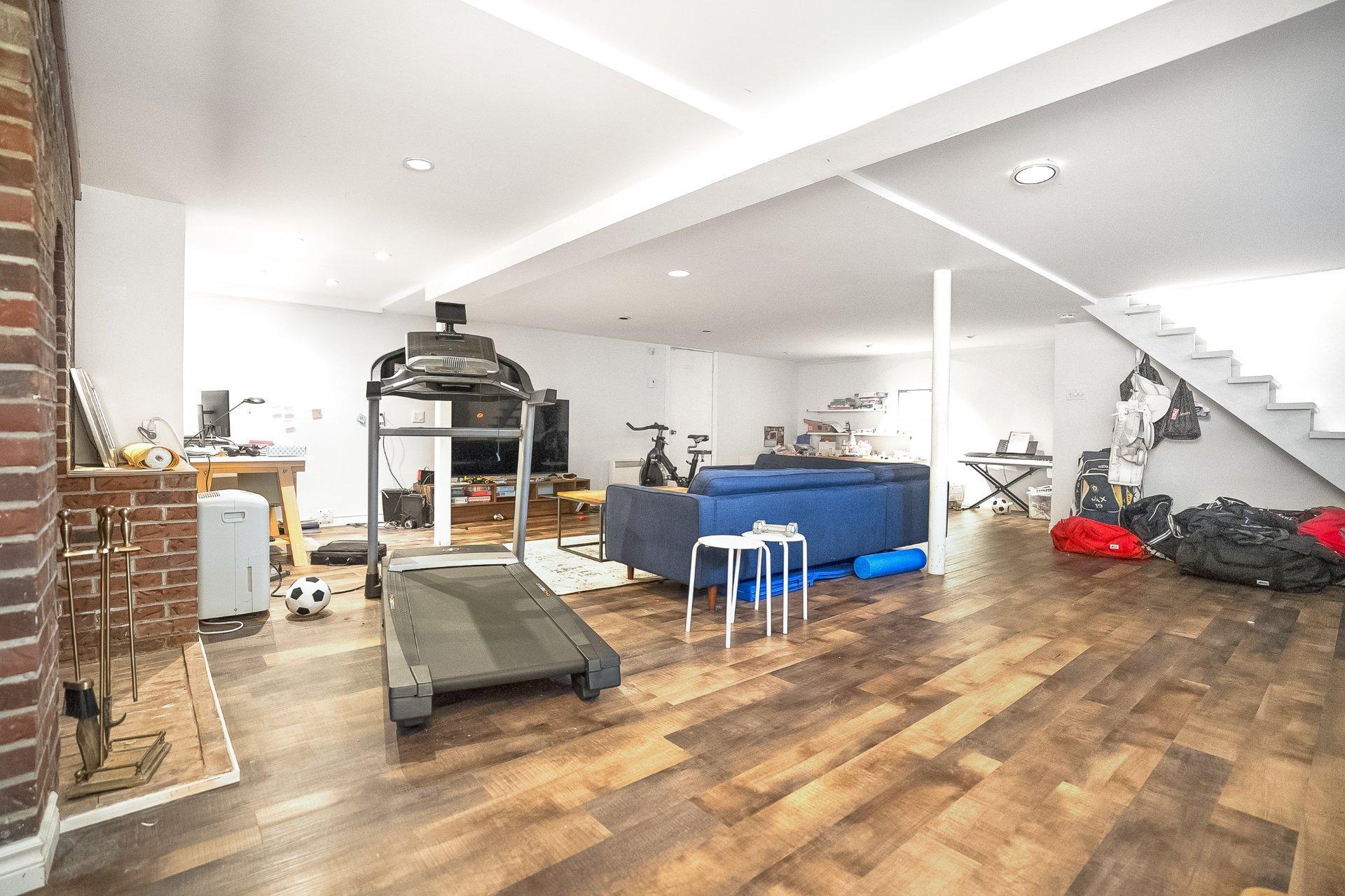 









204


Av. Curzon

,
Saint-Lambert,




QC
J4P2V2

