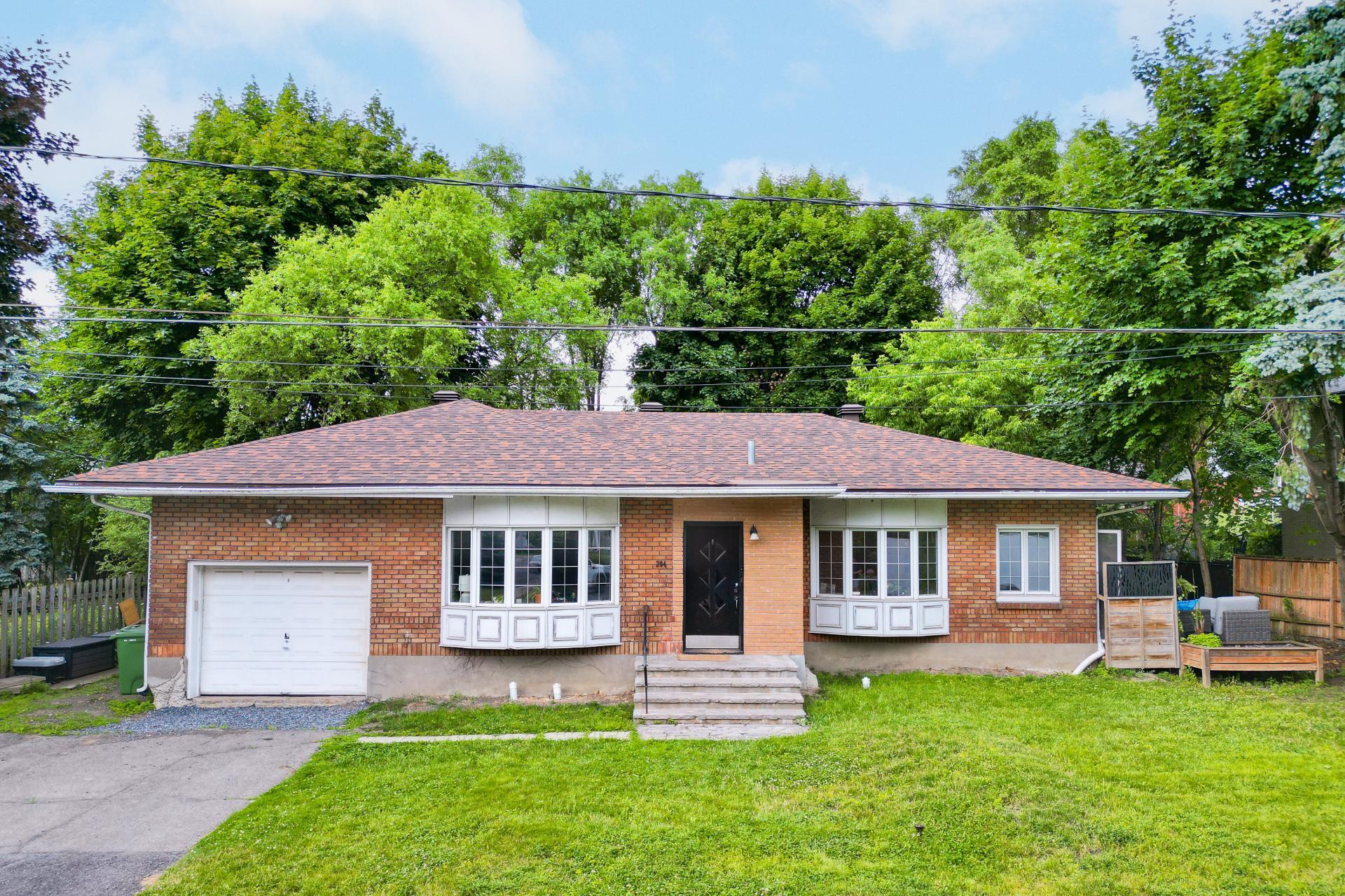 









204


Av. Curzon

,
Saint-Lambert,




QC
J4P2V2


