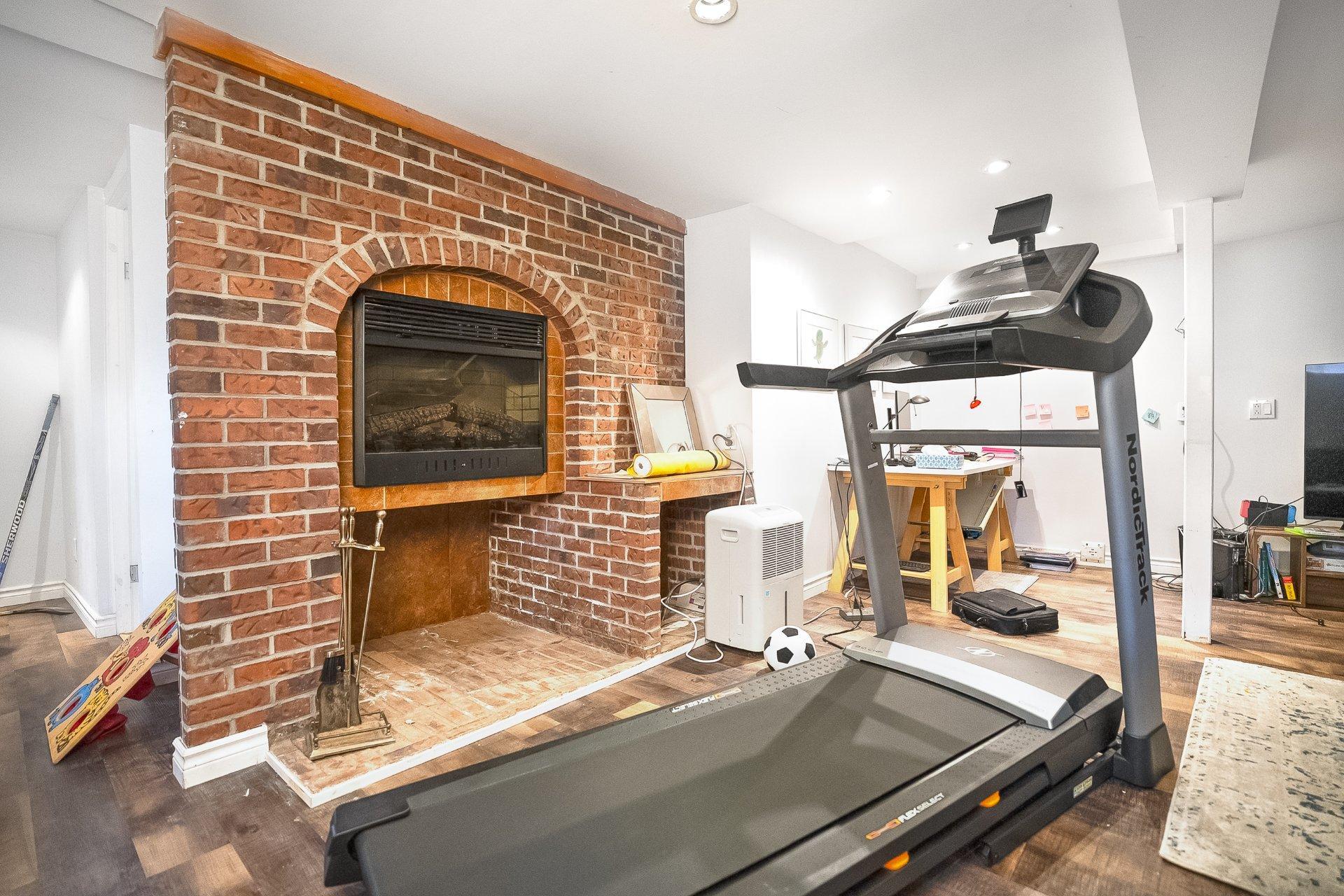 









204


Av. Curzon

,
Saint-Lambert,




QC
J4P2V2

