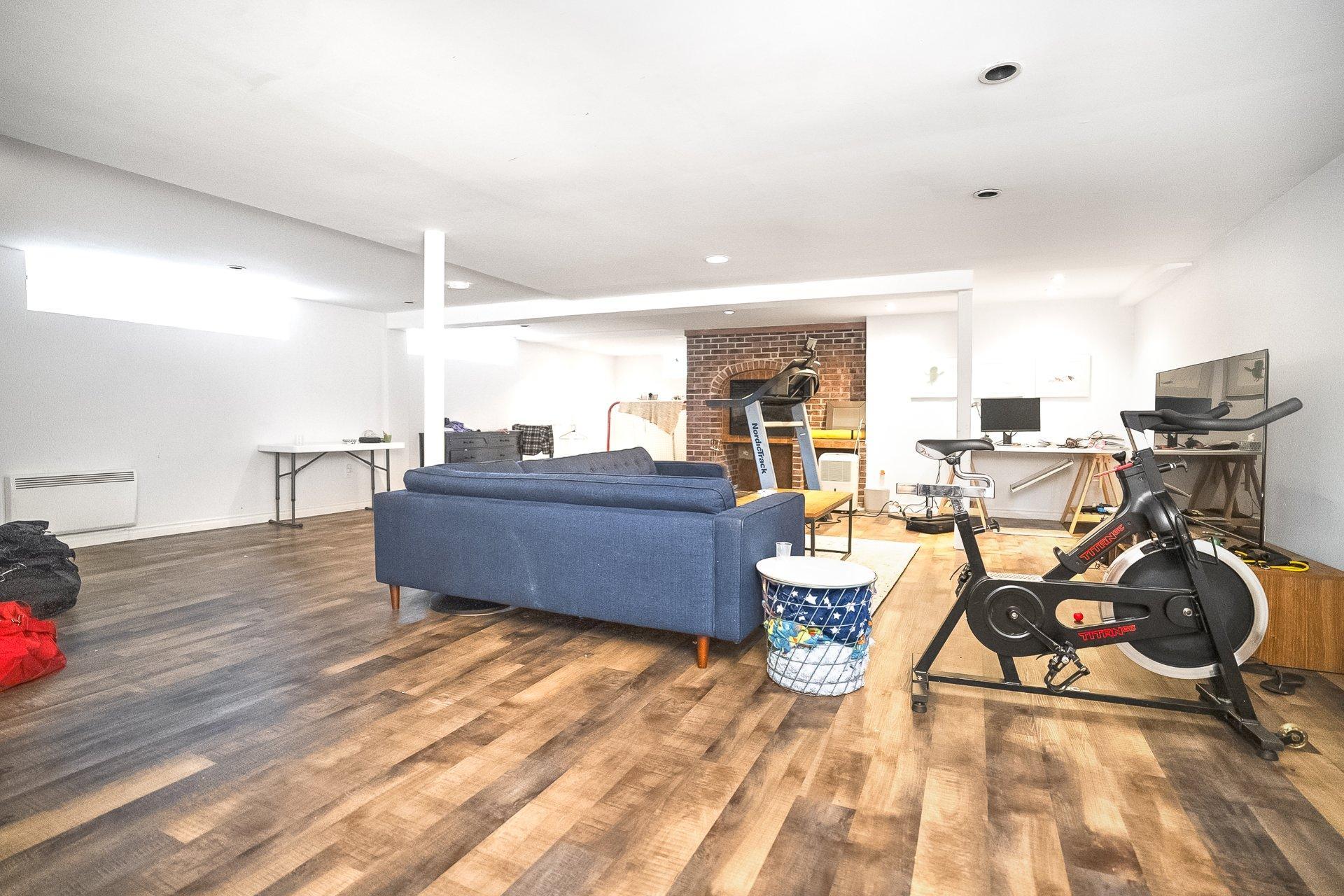 









204


Av. Curzon

,
Saint-Lambert,




QC
J4P2V2

