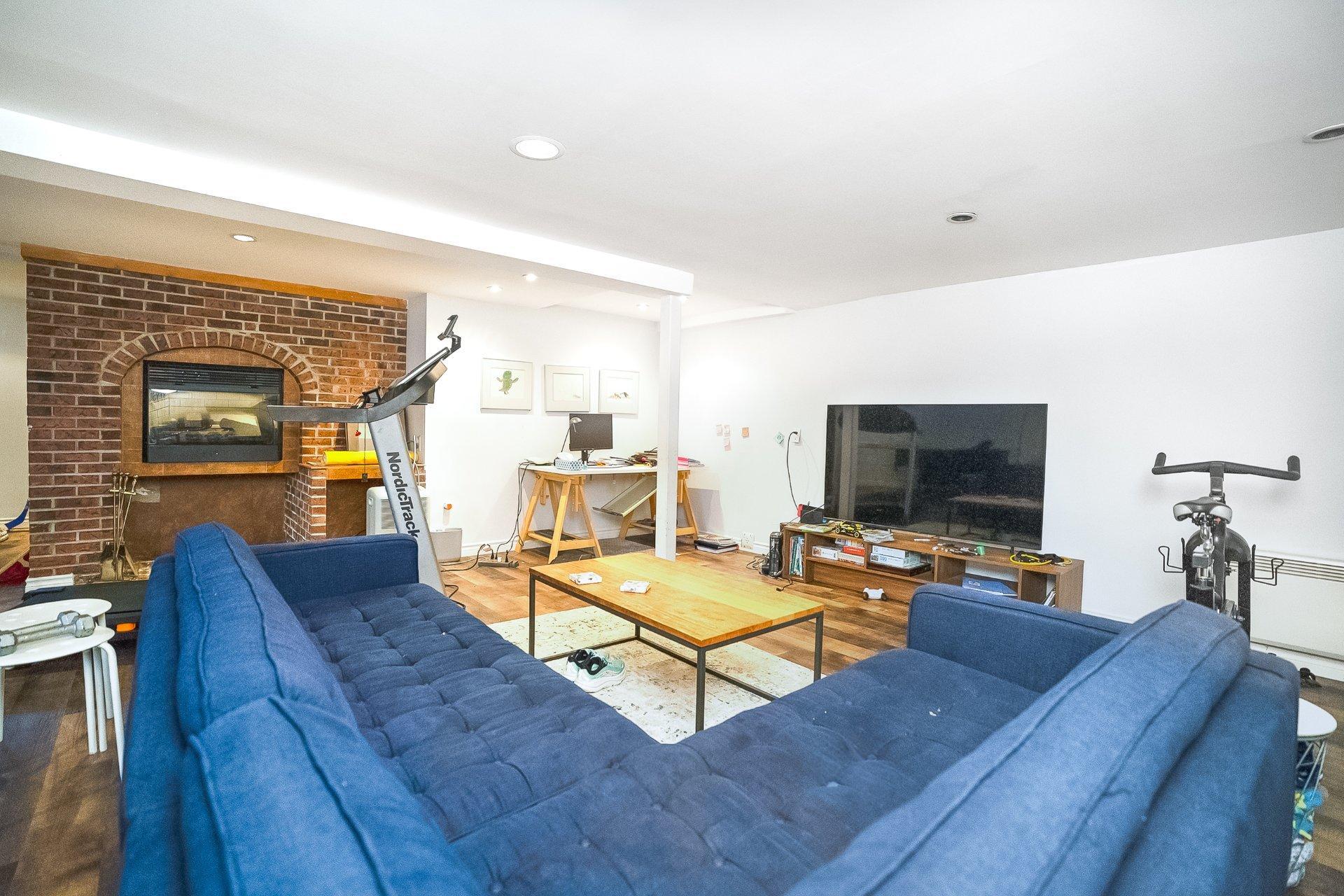 









204


Av. Curzon

,
Saint-Lambert,




QC
J4P2V2


