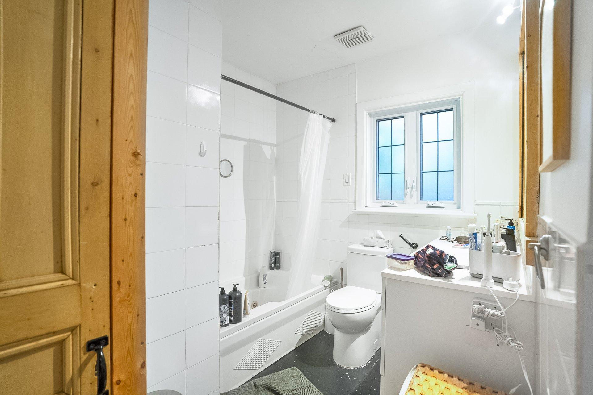 









204


Av. Curzon

,
Saint-Lambert,




QC
J4P2V2

