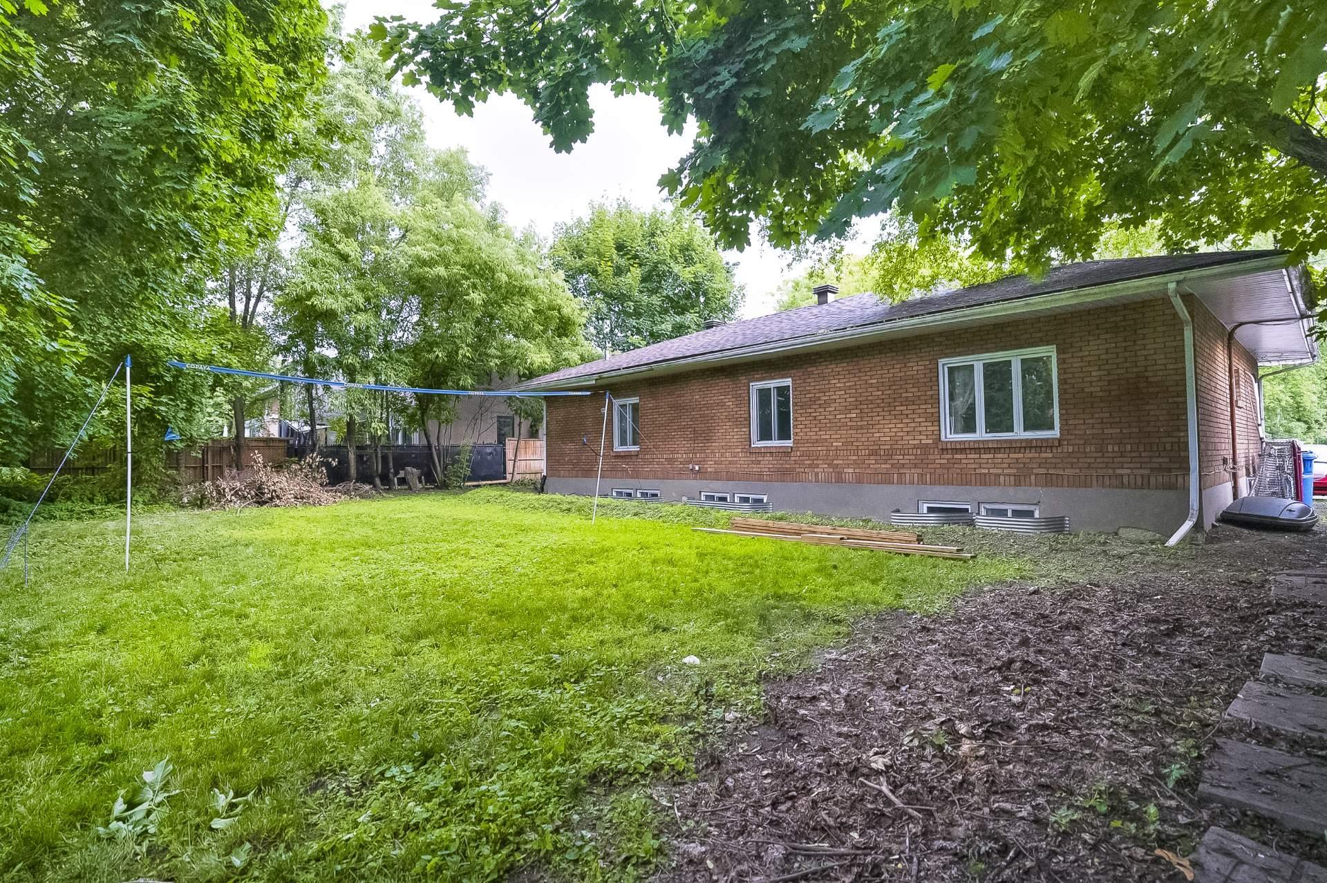









204


Av. Curzon

,
Saint-Lambert,




QC
J4P2V2

