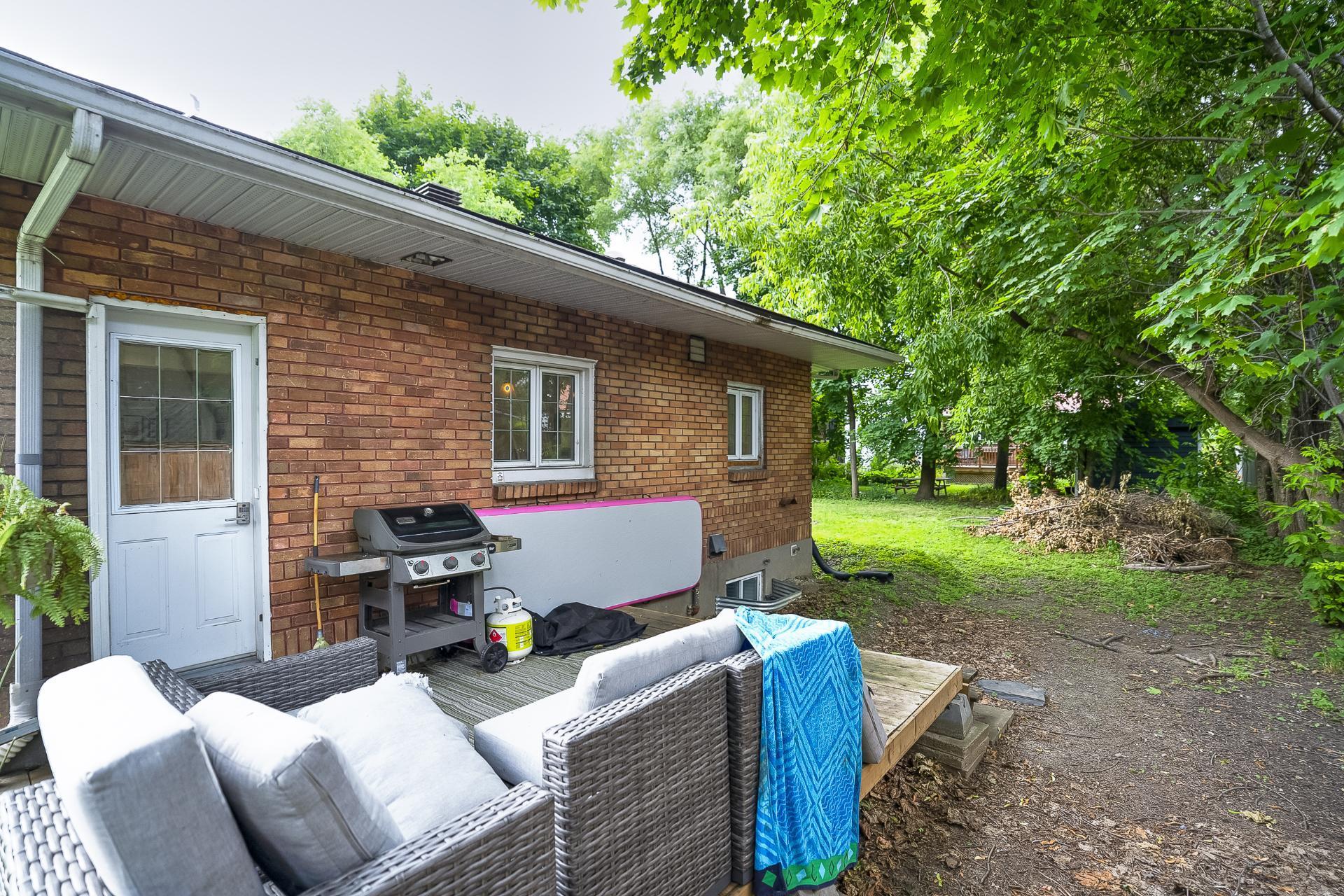 









204


Av. Curzon

,
Saint-Lambert,




QC
J4P2V2

