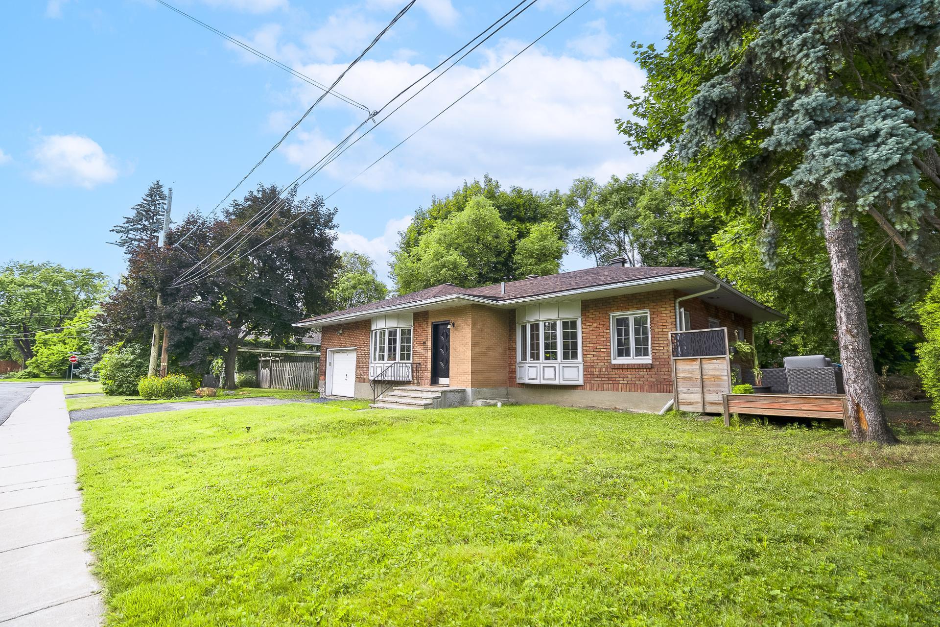 









204


Av. Curzon

,
Saint-Lambert,




QC
J4P2V2

