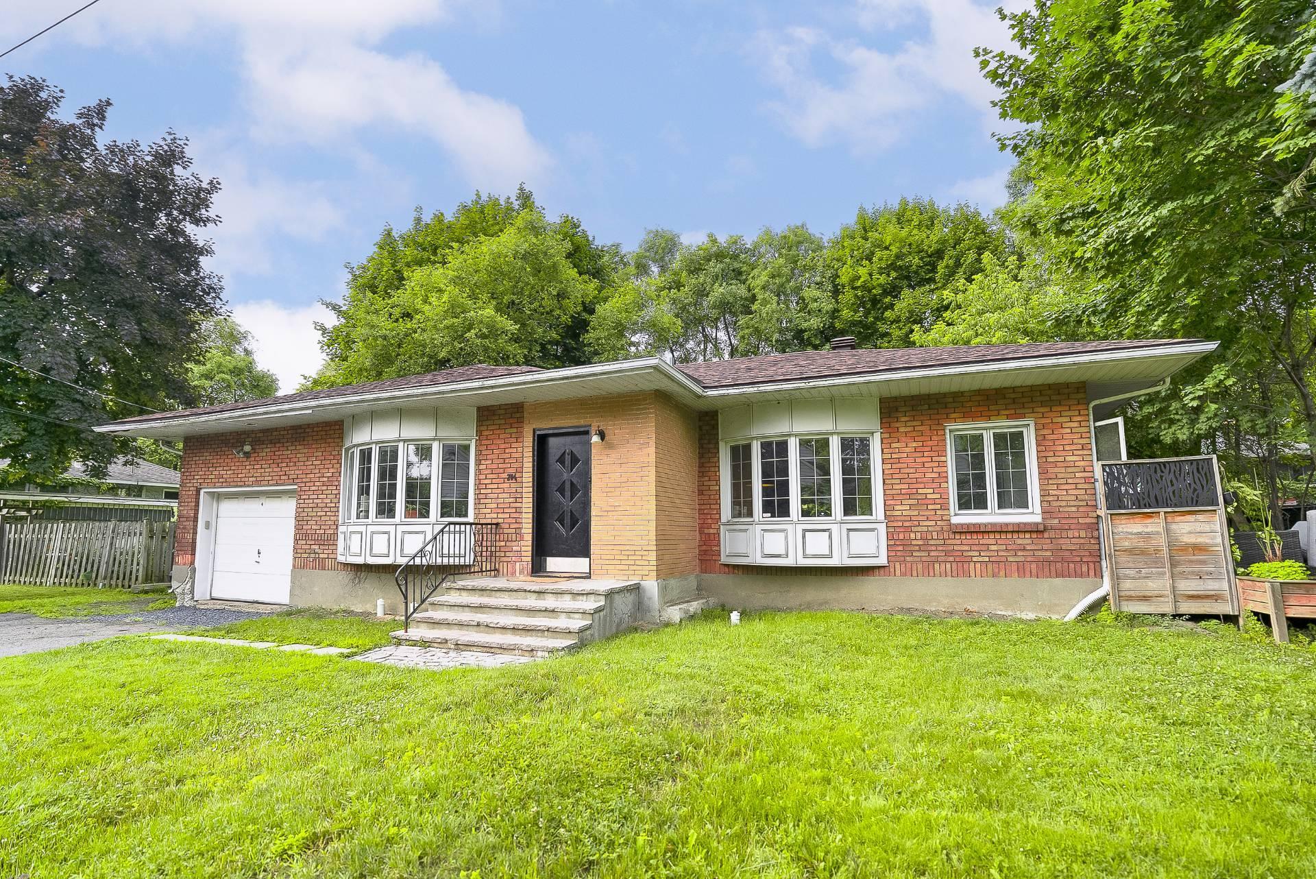 









204


Av. Curzon

,
Saint-Lambert,




QC
J4P2V2

