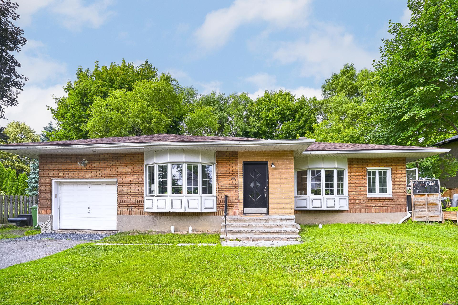 









204


Av. Curzon

,
Saint-Lambert,




QC
J4P2V2

