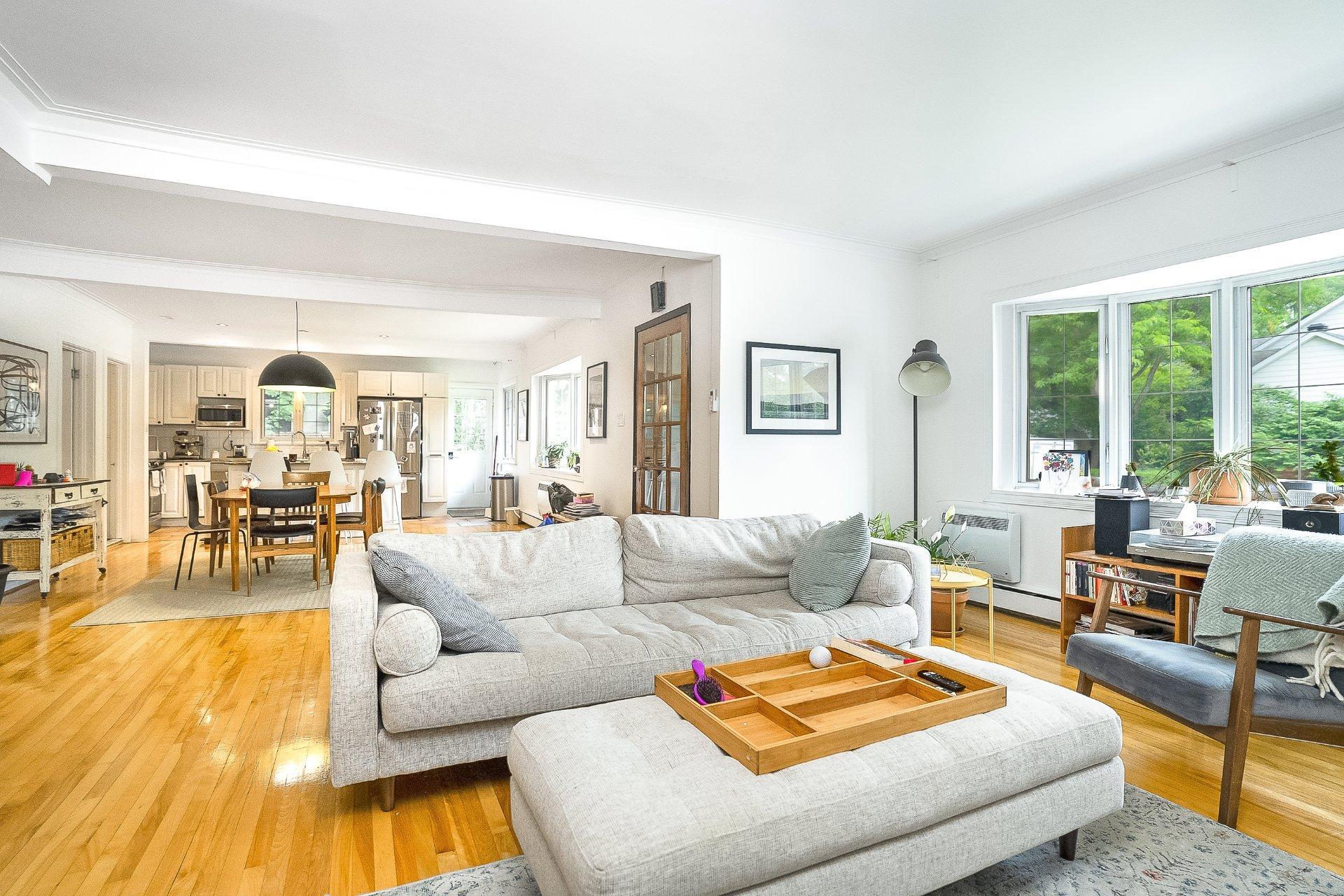 









204


Av. Curzon

,
Saint-Lambert,




QC
J4P2V2

