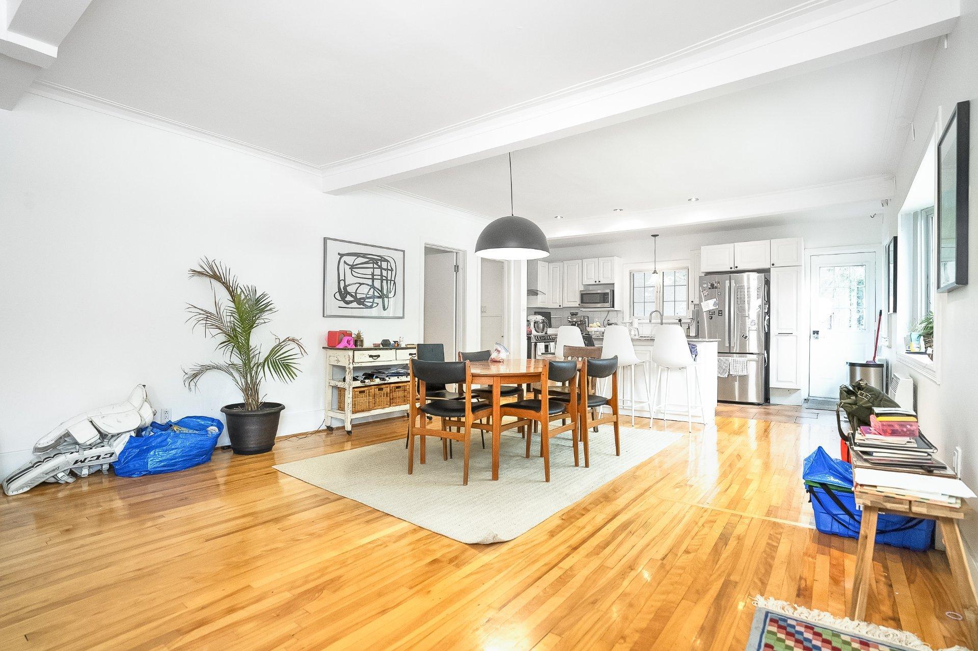 









204


Av. Curzon

,
Saint-Lambert,




QC
J4P2V2


