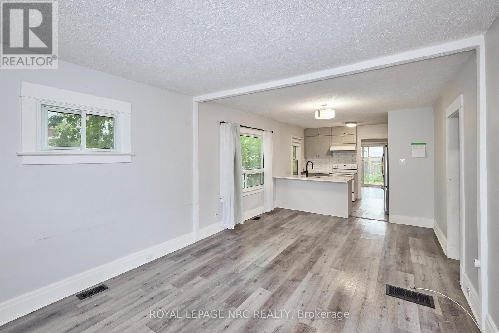 












108 CARLTON STREET

,
St. Catharines (Haig),




Ontario
L2R1R3

