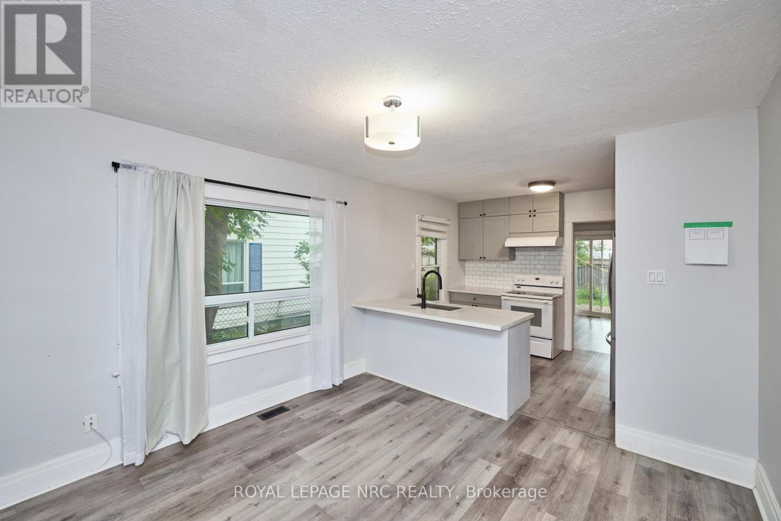 












108 CARLTON STREET

,
St. Catharines (Haig),




Ontario
L2R1R3

