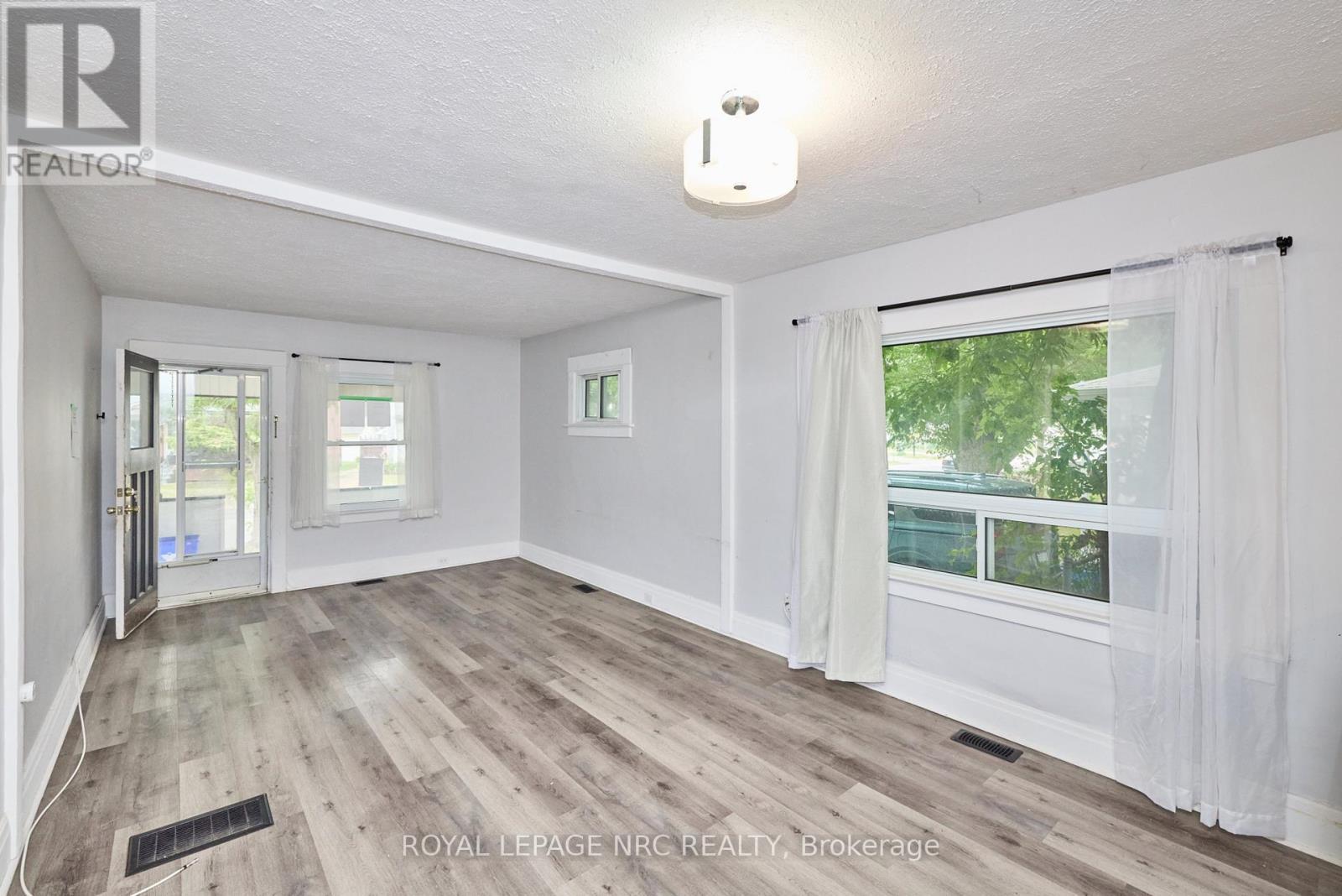 












108 CARLTON STREET

,
St. Catharines (Haig),




Ontario
L2R1R3


